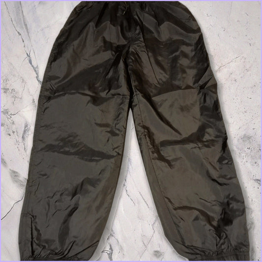 Entdecke unsere Vintage Track Pants von Nike und anderen Marken, erhältlich bei Valuxery.de - Dein Shop für trendige Vintage - Kleidung. Unsere Track Pants sind aus hochwertigen Materialien und
