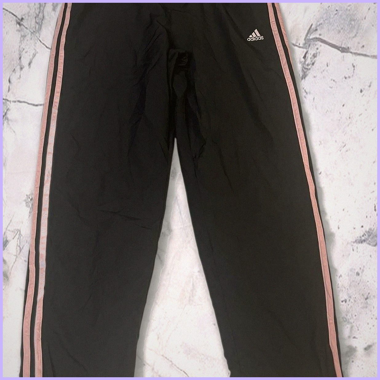 Entdecke unsere Vintage Track Pants von Nike und anderen Marken, erhältlich bei Valuxery.de - Dein Shop für trendige Vintage - Kleidung. Unsere Track Pants sind aus hochwertigen Materialien und