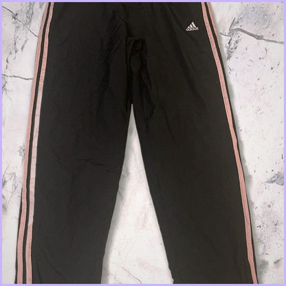 Entdecke unsere Vintage Track Pants von Nike und anderen Marken, erhältlich bei Valuxery.de - Dein Shop für trendige Vintage - Kleidung. Unsere Track Pants sind aus hochwertigen Materialien und