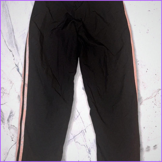 Entdecke unsere Vintage Track Pants von Nike und anderen Marken, erhältlich bei Valuxery.de - Dein Shop für trendige Vintage - Kleidung. Unsere Track Pants sind aus hochwertigen Materialien und