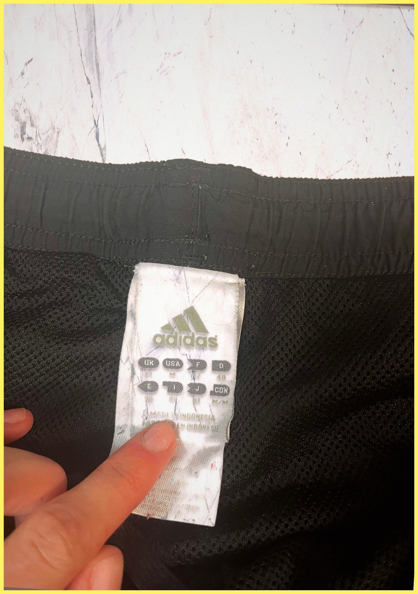 Entdecke unsere Vintage Track Pants von Nike und anderen Marken, erhältlich bei Valuxery.de - Dein Shop für trendige Vintage - Kleidung. Unsere Track Pants sind aus hochwertigen Materialien und