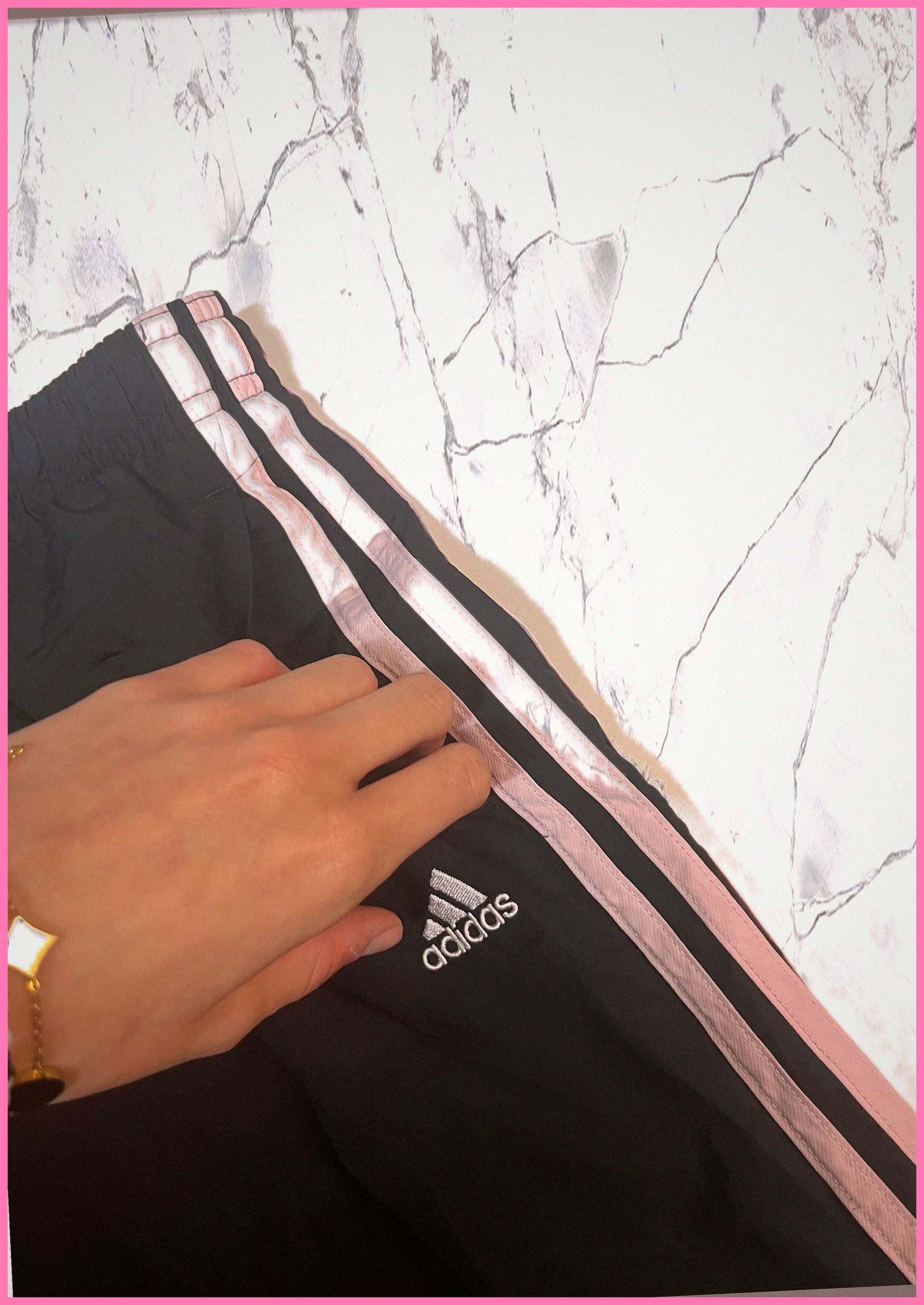Entdecke unsere Vintage Track Pants von Nike und anderen Marken, erhältlich bei Valuxery.de - Dein Shop für trendige Vintage - Kleidung. Unsere Track Pants sind aus hochwertigen Materialien und