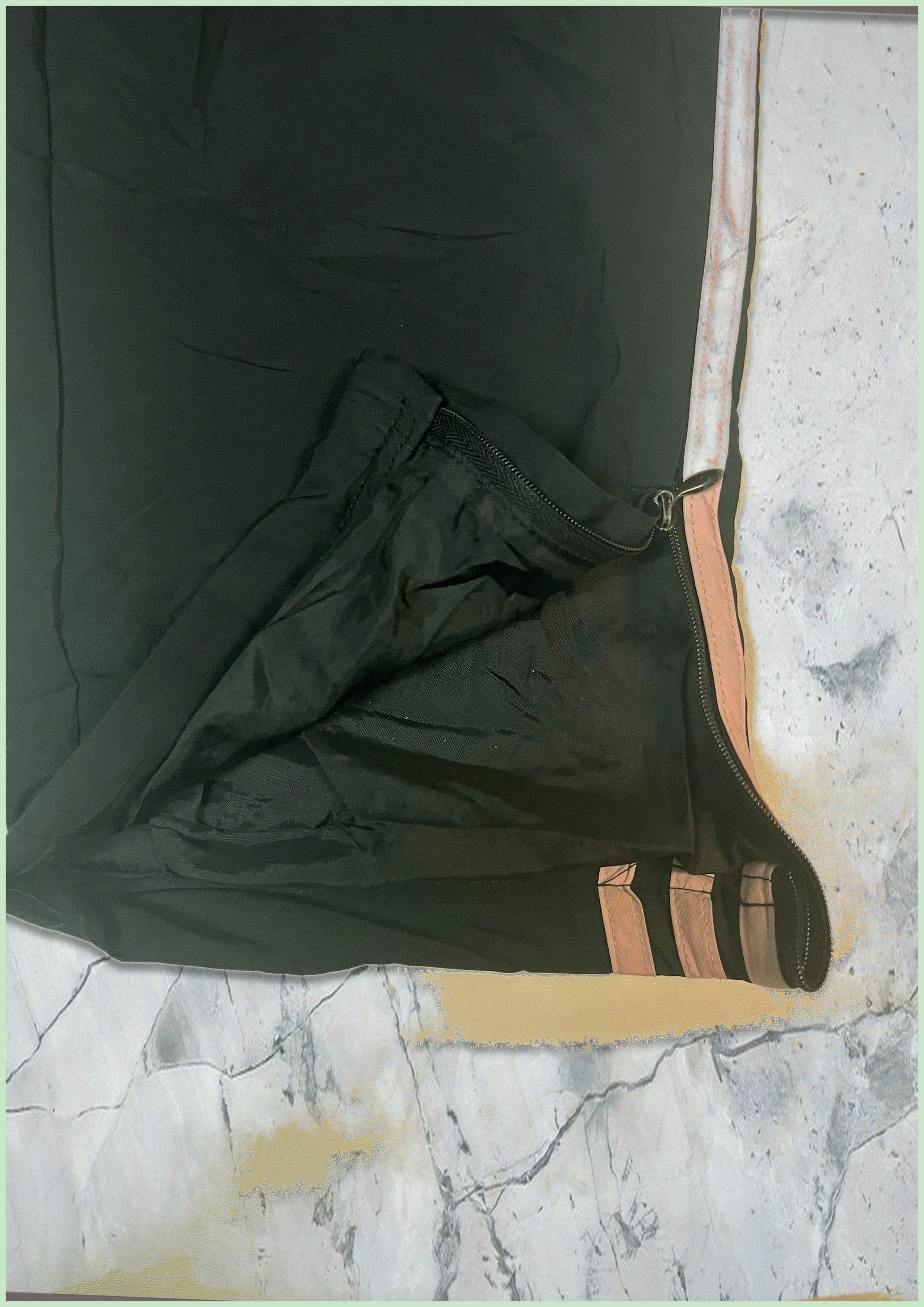 Entdecke unsere Vintage Track Pants von Nike und anderen Marken, erhältlich bei Valuxery.de - Dein Shop für trendige Vintage - Kleidung. Unsere Track Pants sind aus hochwertigen Materialien und