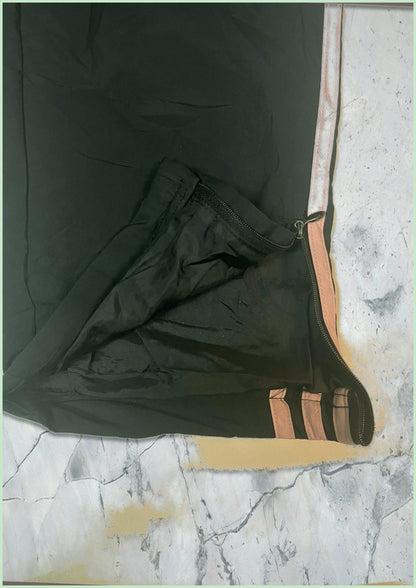 Entdecke unsere Vintage Track Pants von Nike und anderen Marken, erhältlich bei Valuxery.de - Dein Shop für trendige Vintage - Kleidung. Unsere Track Pants sind aus hochwertigen Materialien und
