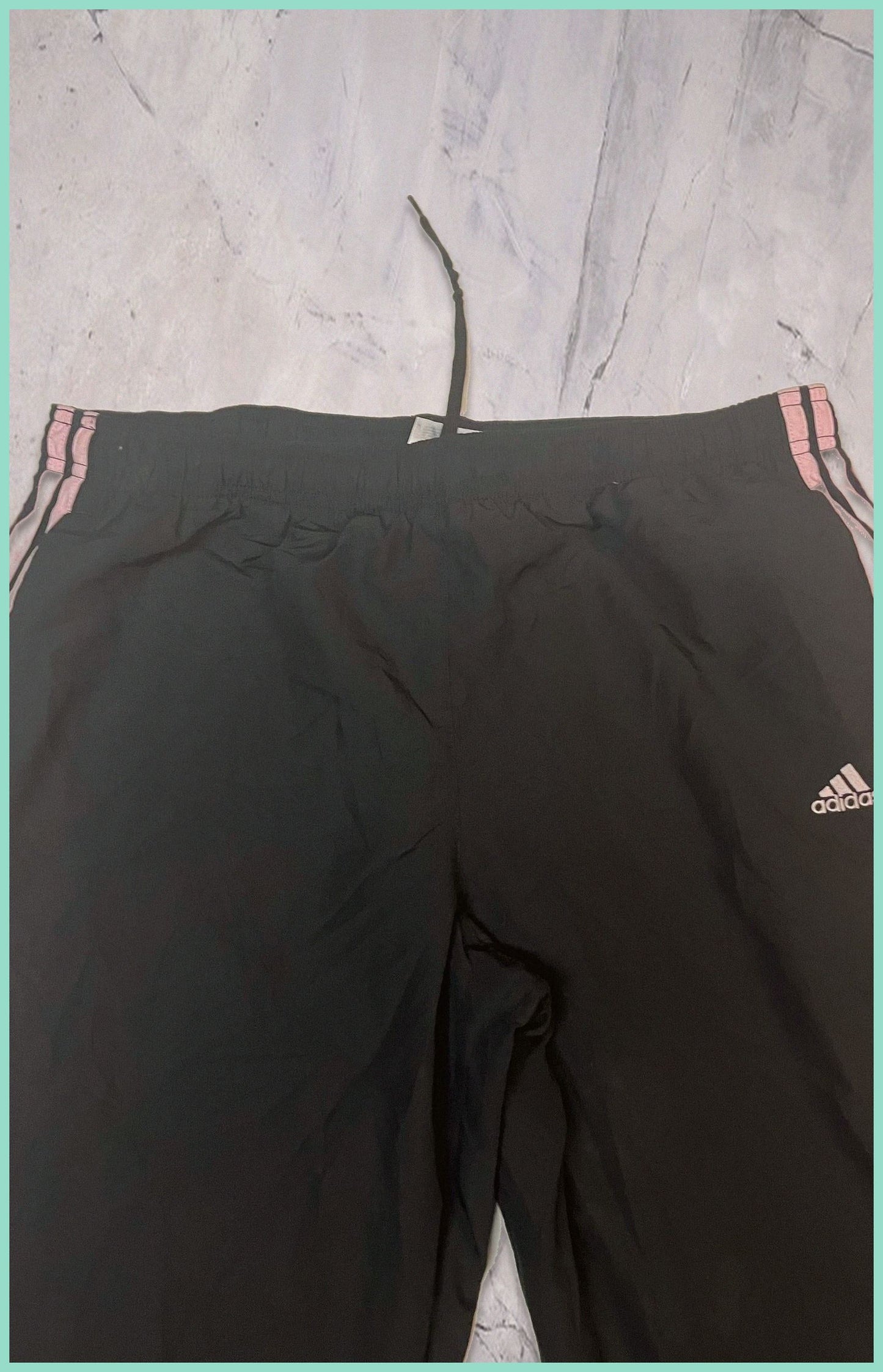 Entdecke unsere Vintage Track Pants von Nike und anderen Marken, erhältlich bei Valuxery.de - Dein Shop für trendige Vintage - Kleidung. Unsere Track Pants sind aus hochwertigen Materialien und