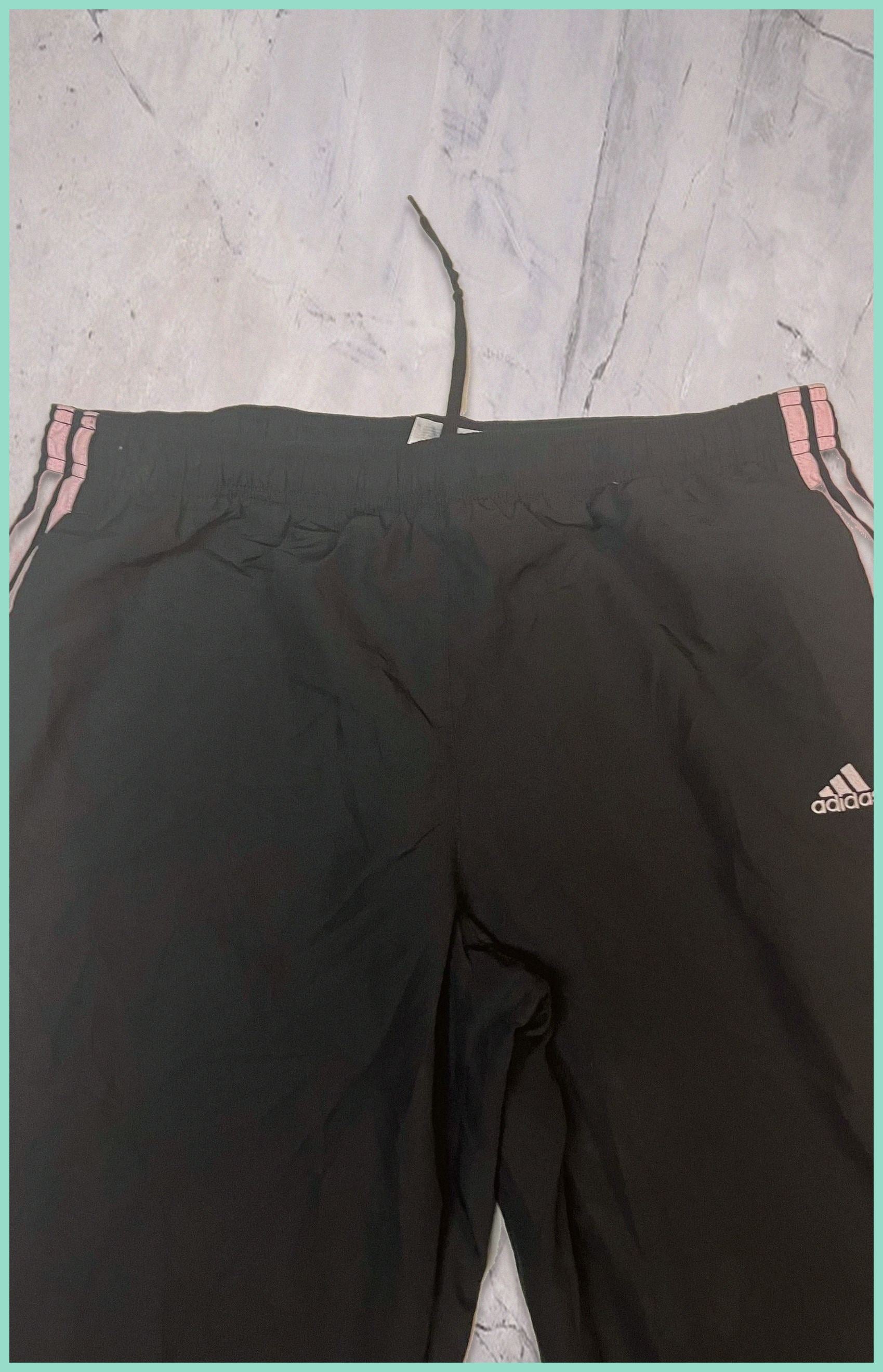 Entdecke unsere Vintage Track Pants von Nike und anderen Marken, erhältlich bei Valuxery.de - Dein Shop für trendige Vintage - Kleidung. Unsere Track Pants sind aus hochwertigen Materialien und