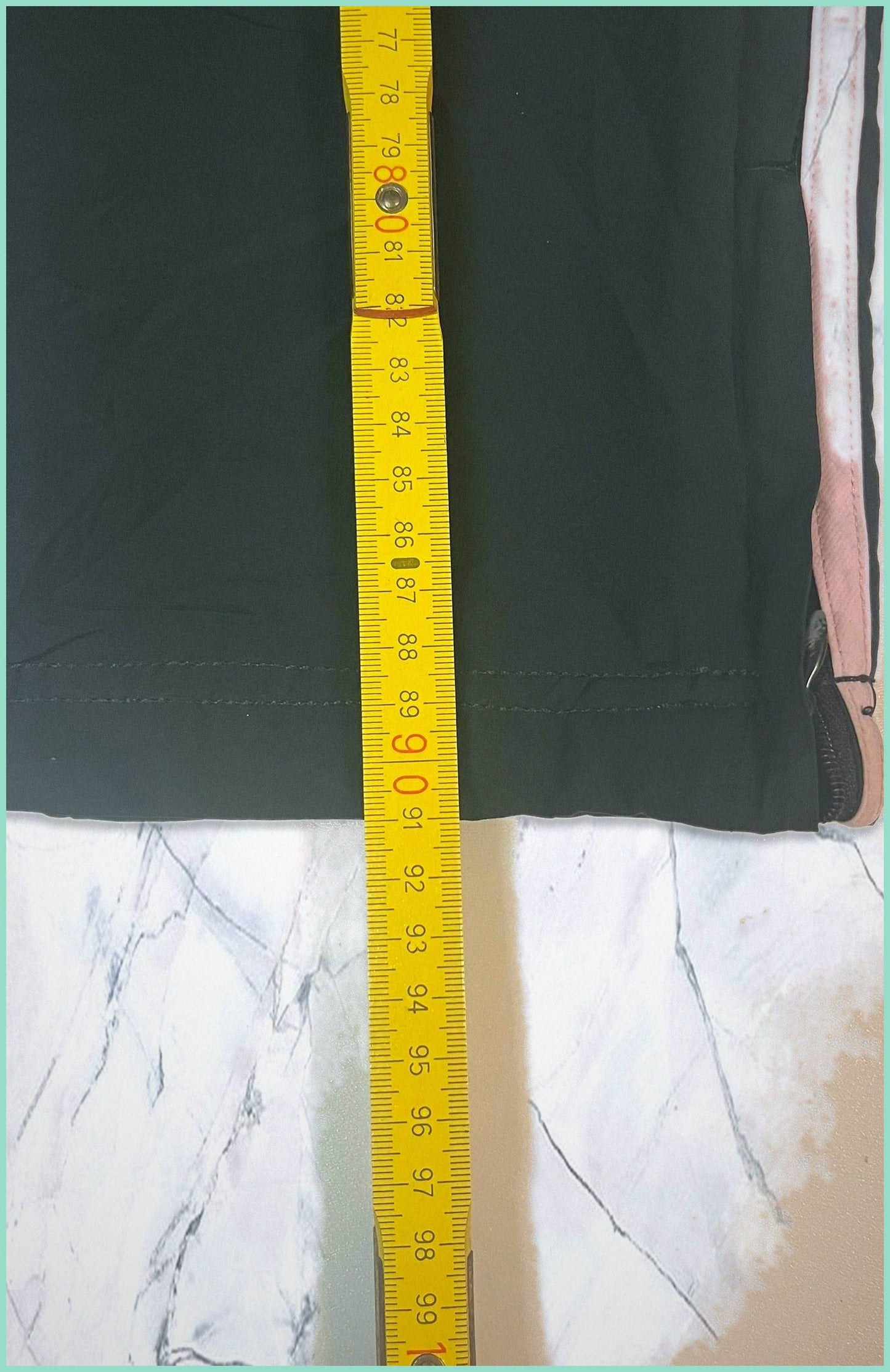 Entdecke unsere Vintage Track Pants von Nike und anderen Marken, erhältlich bei Valuxery.de - Dein Shop für trendige Vintage - Kleidung. Unsere Track Pants sind aus hochwertigen Materialien und