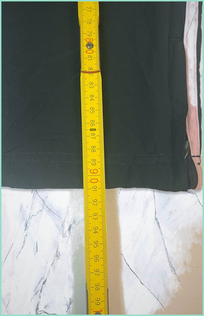 Entdecke unsere Vintage Track Pants von Nike und anderen Marken, erhältlich bei Valuxery.de - Dein Shop für trendige Vintage - Kleidung. Unsere Track Pants sind aus hochwertigen Materialien und