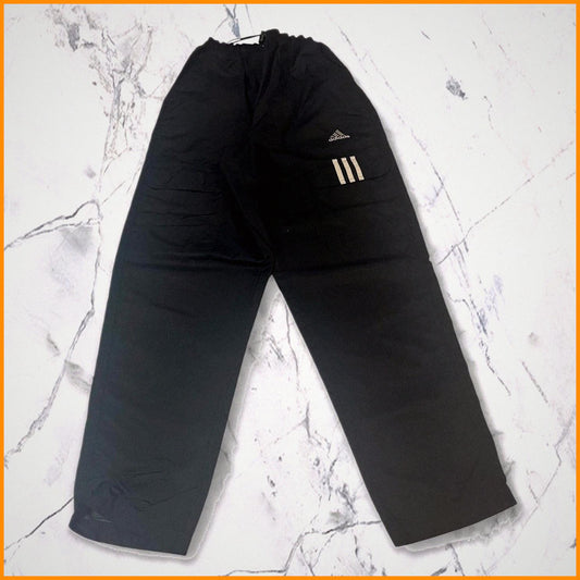 Entdecke unsere Vintage Track Pants von Nike und anderen Marken, erhältlich bei Valuxery.de - Dein Shop für trendige Vintage - Kleidung. Unsere Track Pants sind aus hochwertigen Materialien und