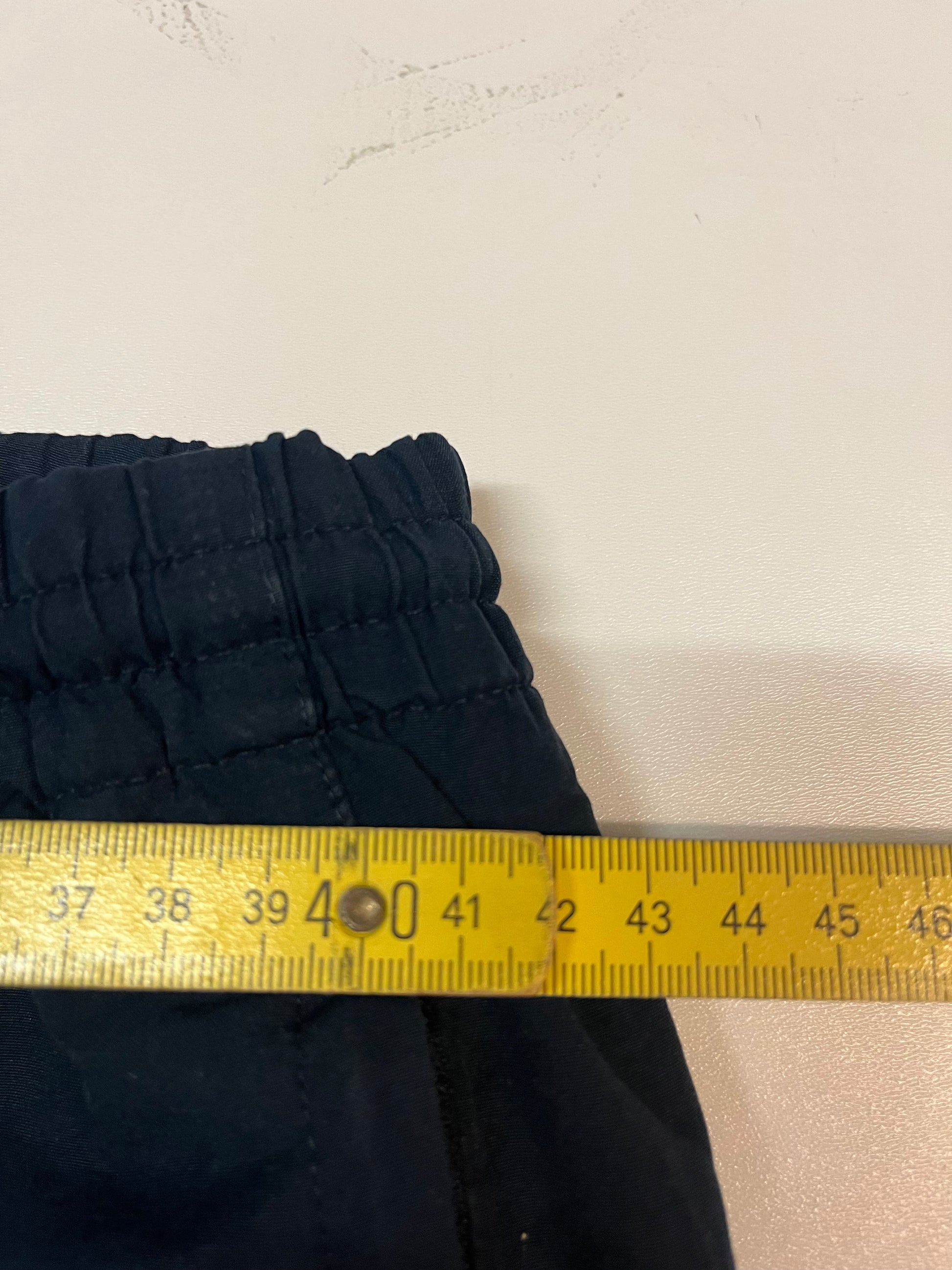 Entdecke unsere Vintage Track Pants von Nike und anderen Marken, erhältlich bei Valuxery.de - Dein Shop für trendige Vintage - Kleidung. Unsere Track Pants sind aus hochwertigen Materialien und