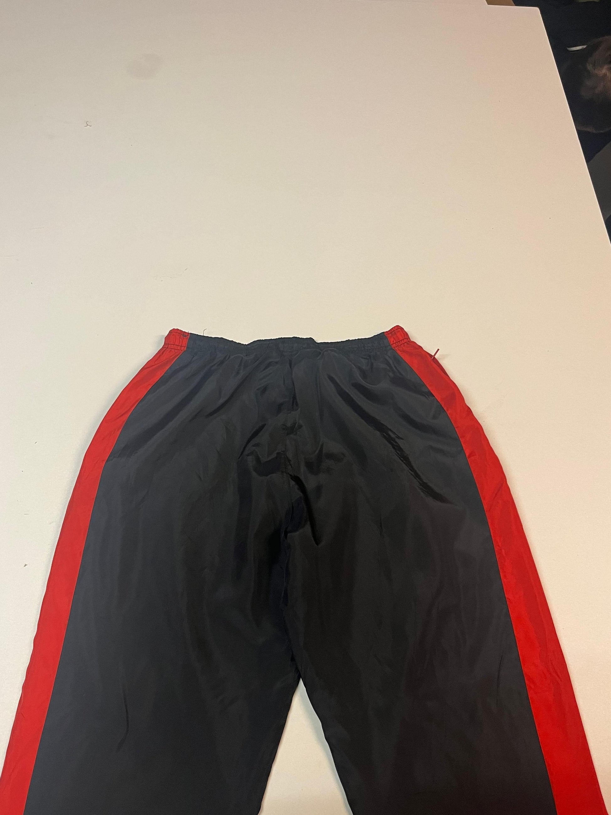 Entdecke unsere Vintage Track Pants von Nike und anderen Marken, erhältlich bei Valuxery.de - Dein Shop für trendige Vintage - Kleidung. Unsere Track Pants sind aus hochwertigen Materialien und