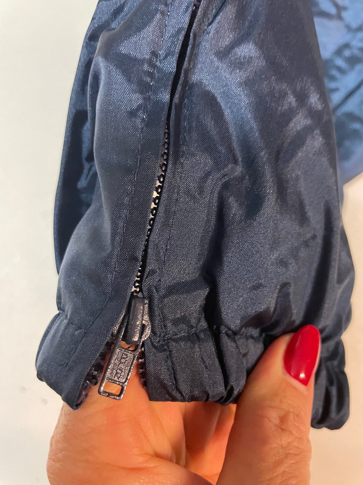 Entdecke unsere Vintage Track Pants von Nike und anderen Marken, erhältlich bei Valuxery.de - Dein Shop für trendige Vintage - Kleidung. Unsere Track Pants sind aus hochwertigen Materialien und
