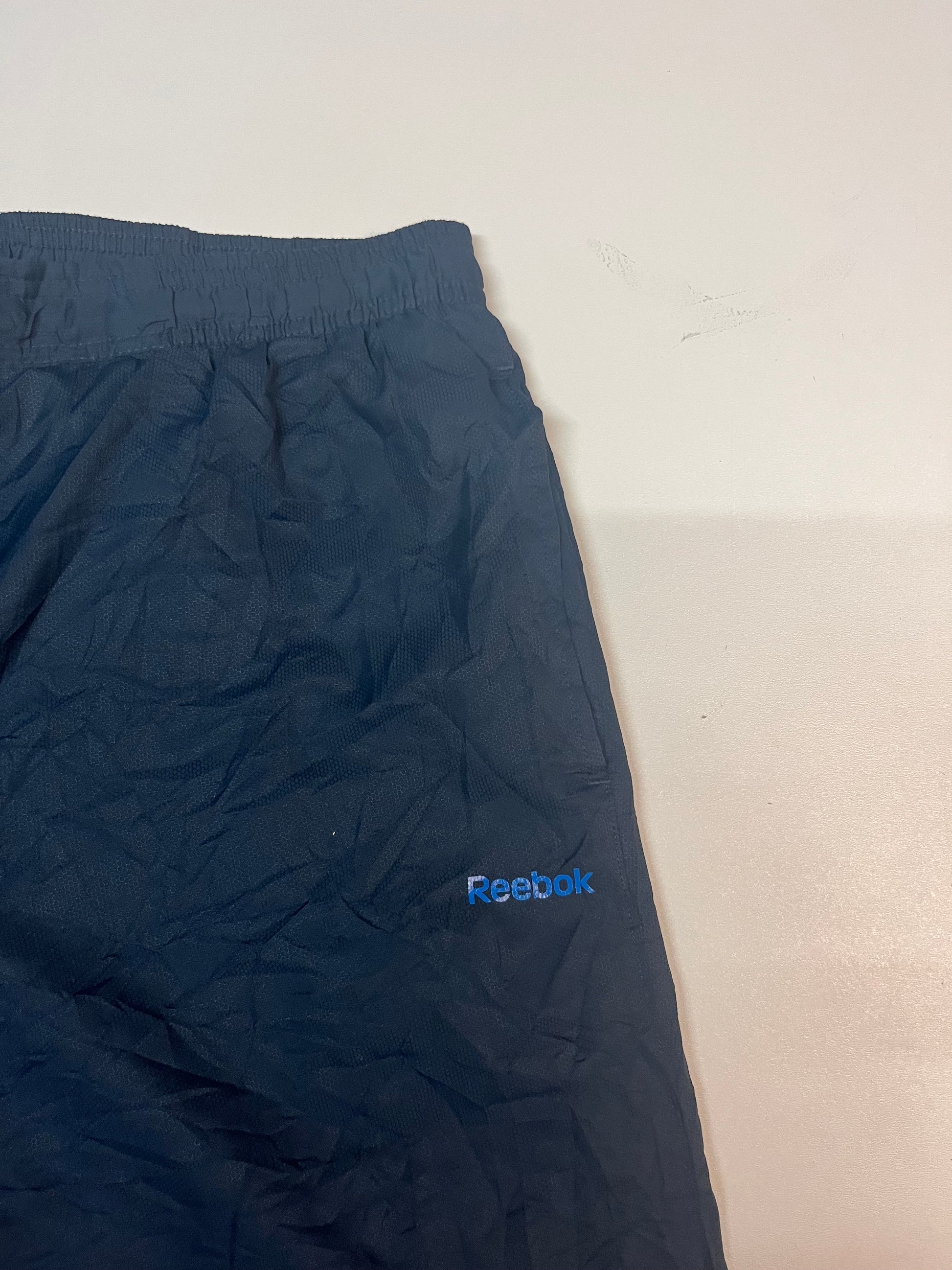 Entdecke unsere Vintage Track Pants von Nike und anderen Marken, erhältlich bei Valuxery.de - Dein Shop für trendige Vintage - Kleidung. Unsere Track Pants sind aus hochwertigen Materialien und