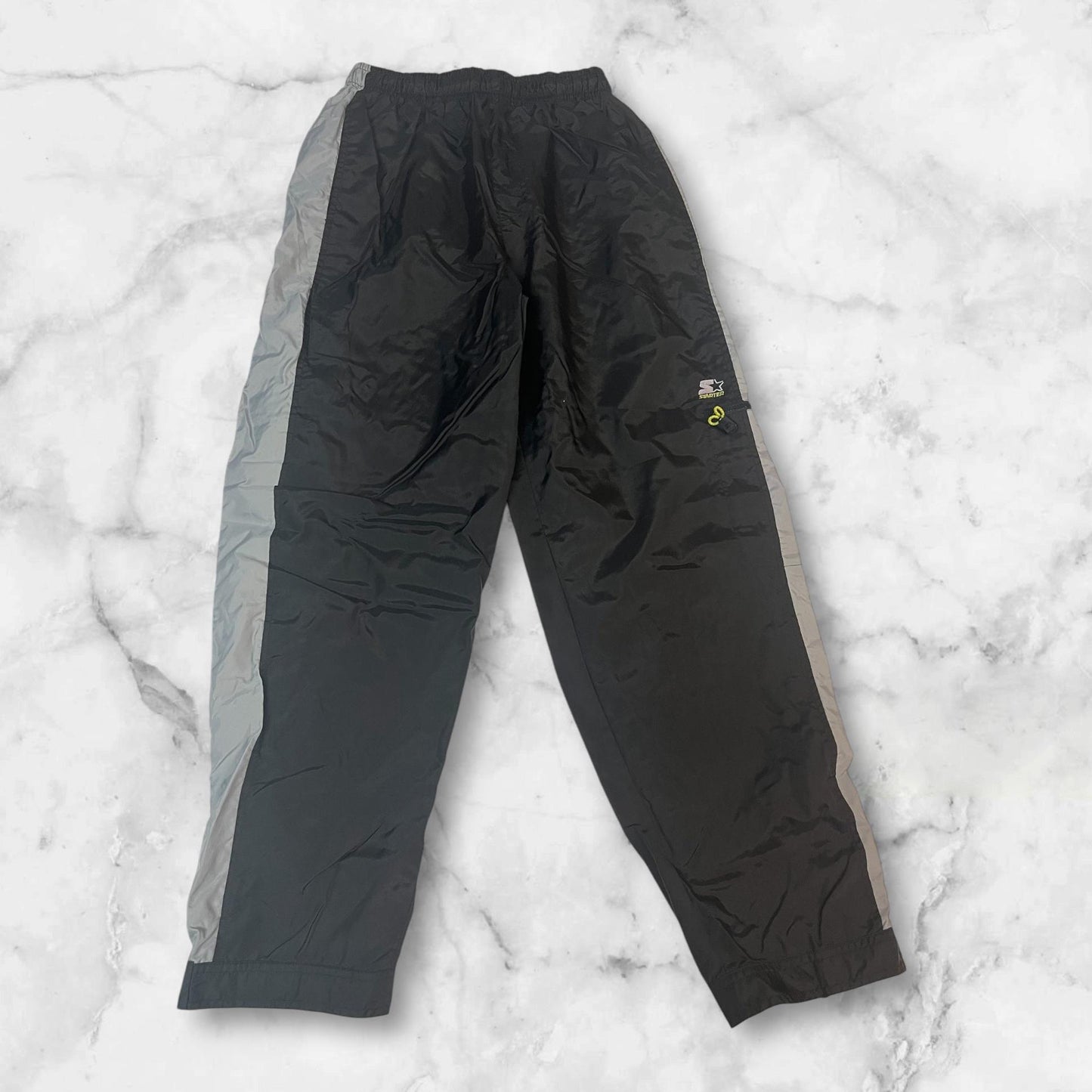 Entdecke unsere Vintage Track Pants von Nike und anderen Marken, erhältlich bei Valuxery.de - Dein Shop für trendige Vintage - Kleidung. Unsere Track Pants sind aus hochwertigen Materialien und