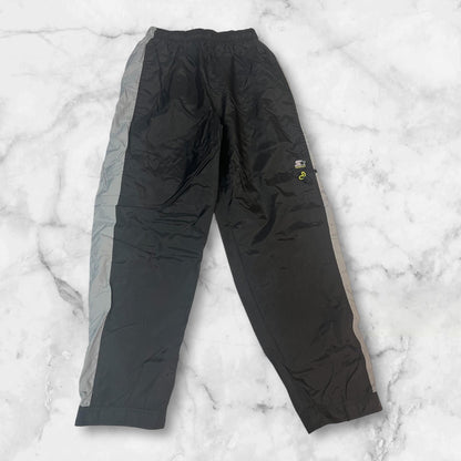 Entdecke unsere Vintage Track Pants von Nike und anderen Marken, erhältlich bei Valuxery.de - Dein Shop für trendige Vintage - Kleidung. Unsere Track Pants sind aus hochwertigen Materialien und