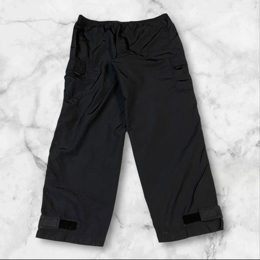 Entdecke unsere Vintage Track Pants von Nike und anderen Marken, erhältlich bei Valuxery.de - Dein Shop für trendige Vintage - Kleidung. Unsere Track Pants sind aus hochwertigen Materialien und