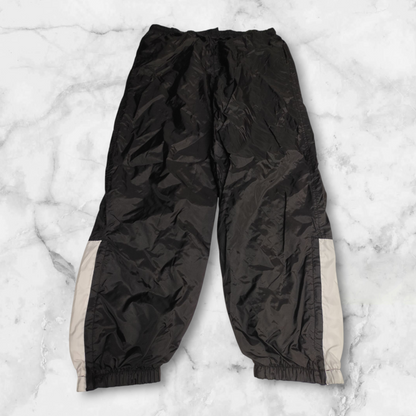 Entdecke unsere Vintage Track Pants von Nike und anderen Marken, erhältlich bei Valuxery.de - Dein Shop für trendige Vintage - Kleidung. Unsere Track Pants sind aus hochwertigen Materialien und