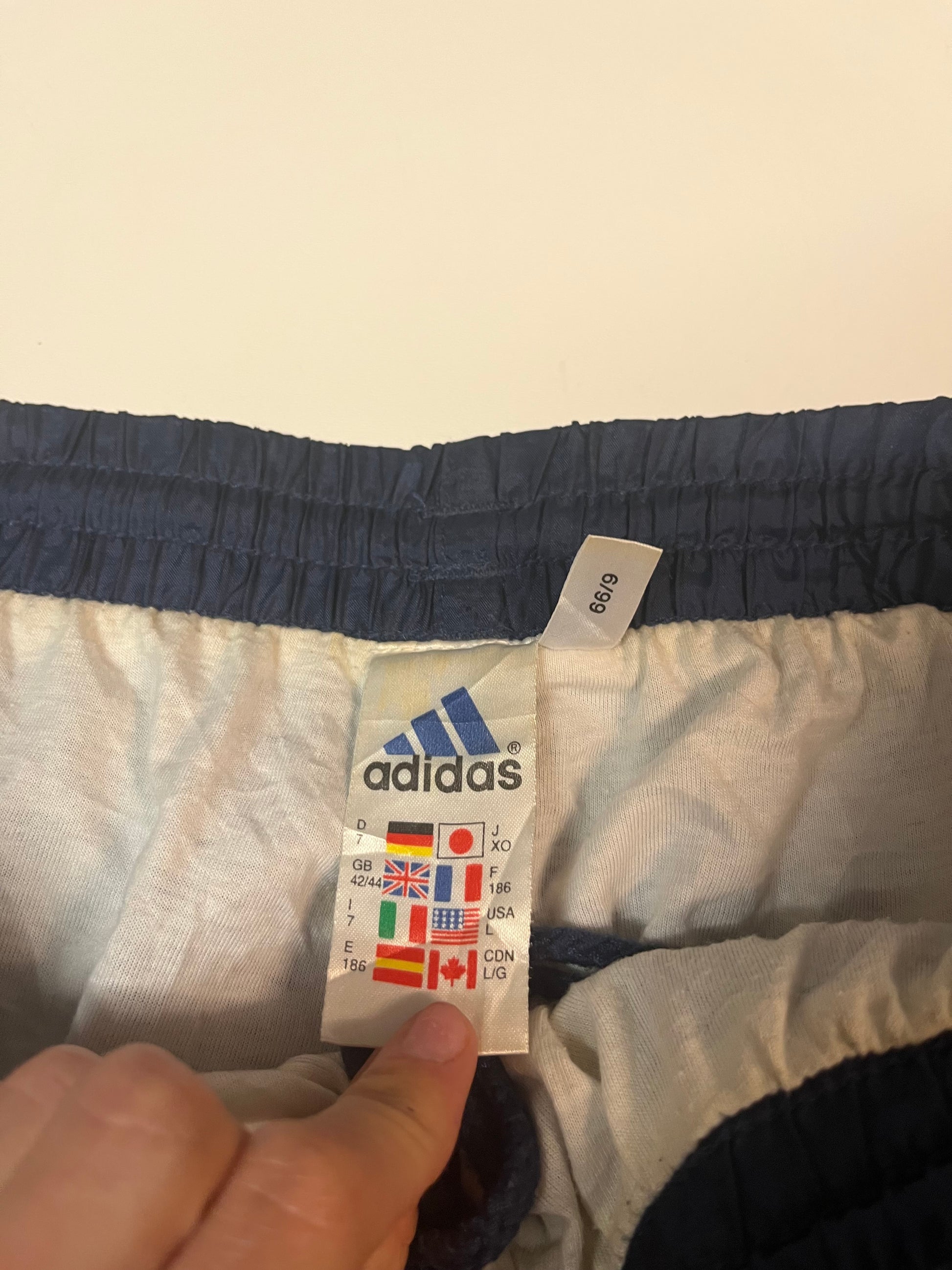 Entdecke unsere Vintage Track Pants von Nike und anderen Marken, erhältlich bei Valuxery.de - Dein Shop für trendige Vintage - Kleidung. Unsere Track Pants sind aus hochwertigen Materialien und