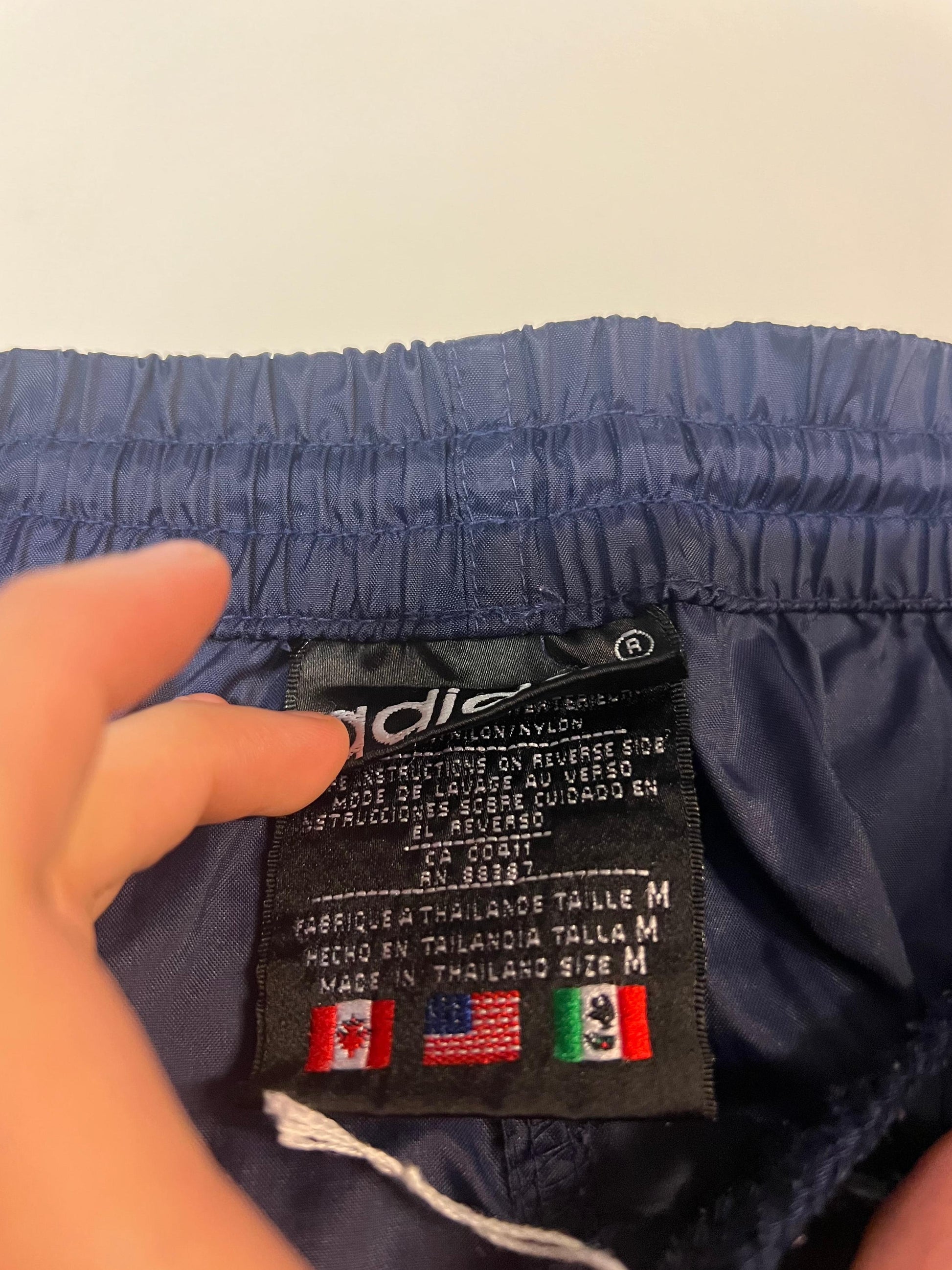 Entdecke unsere Vintage Track Pants von Nike und anderen Marken, erhältlich bei Valuxery.de - Dein Shop für trendige Vintage - Kleidung. Unsere Track Pants sind aus hochwertigen Materialien und
