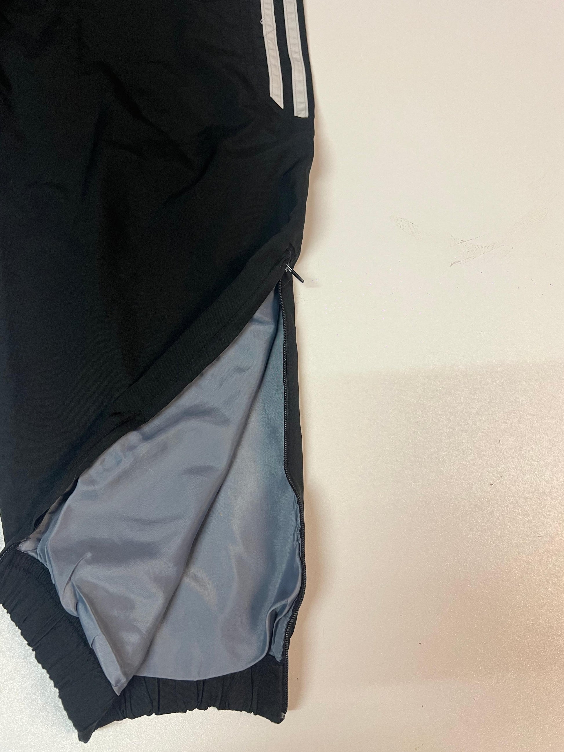 Entdecke unsere Vintage Track Pants von Nike und anderen Marken, erhältlich bei Valuxery.de - Dein Shop für trendige Vintage - Kleidung. Unsere Track Pants sind aus hochwertigen Materialien und