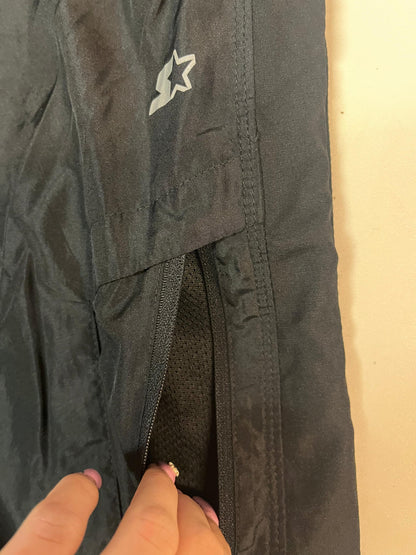 Entdecke unsere Vintage Track Pants von Nike und anderen Marken, erhältlich bei Valuxery.de - Dein Shop für trendige Vintage - Kleidung. Unsere Track Pants sind aus hochwertigen Materialien und