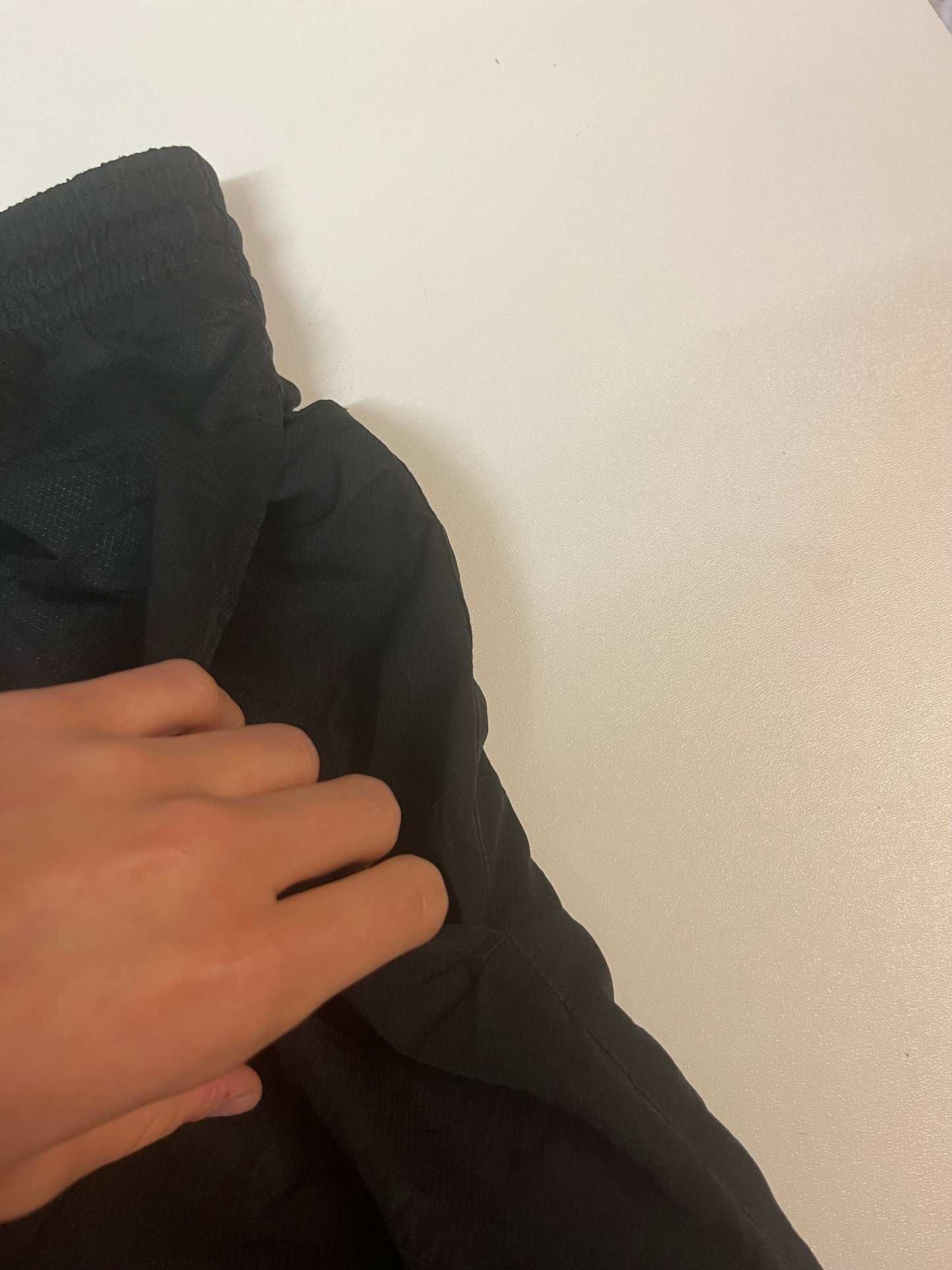 Entdecke unsere Vintage Track Pants von Nike und anderen Marken, erhältlich bei Valuxery.de - Dein Shop für trendige Vintage - Kleidung. Unsere Track Pants sind aus hochwertigen Materialien und