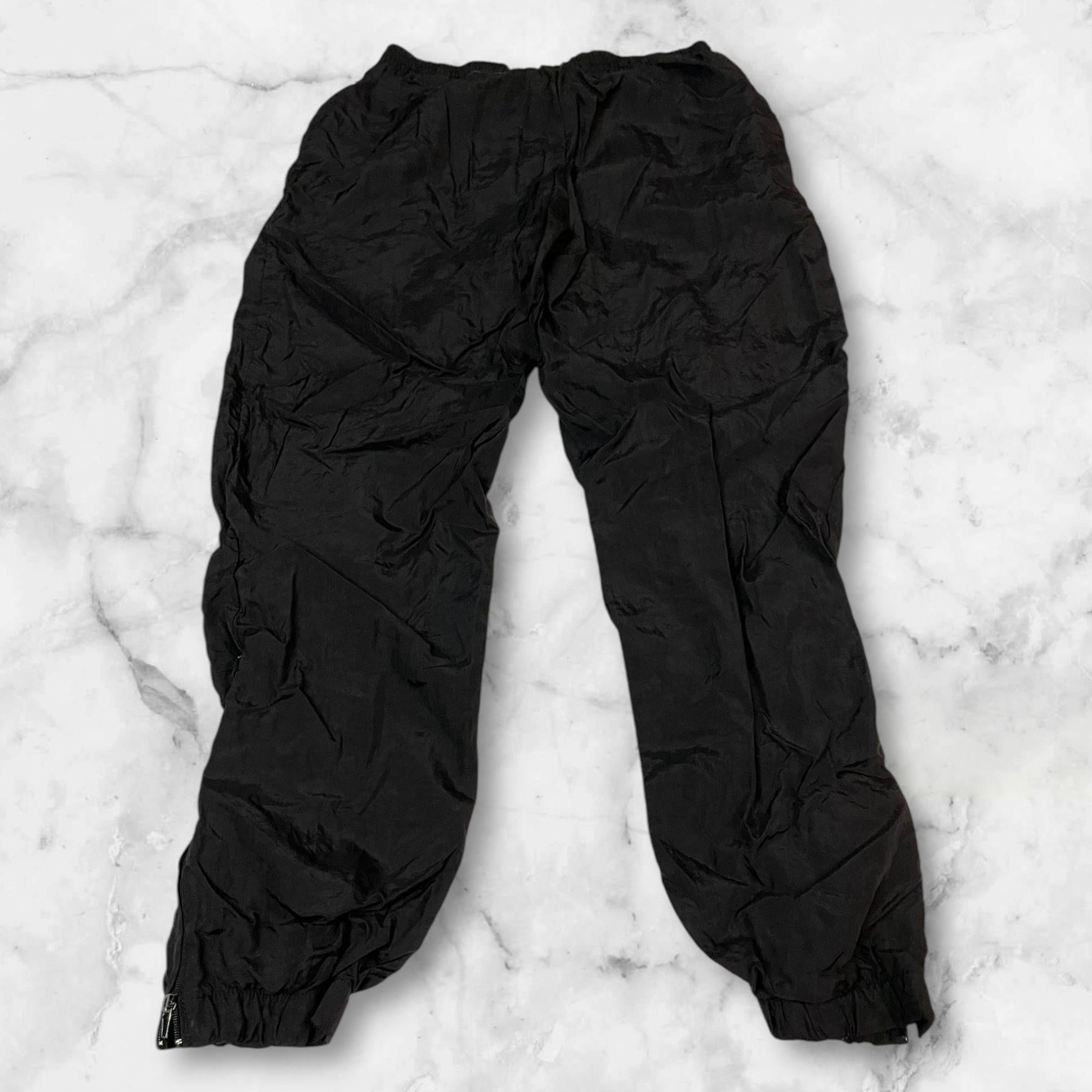 Entdecke unsere Vintage Track Pants von Nike und anderen Marken, erhältlich bei Valuxery.de - Dein Shop für trendige Vintage - Kleidung. Unsere Track Pants sind aus hochwertigen Materialien und