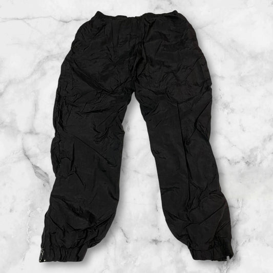 Entdecke unsere Vintage Track Pants von Nike und anderen Marken, erhältlich bei Valuxery.de - Dein Shop für trendige Vintage - Kleidung. Unsere Track Pants sind aus hochwertigen Materialien und