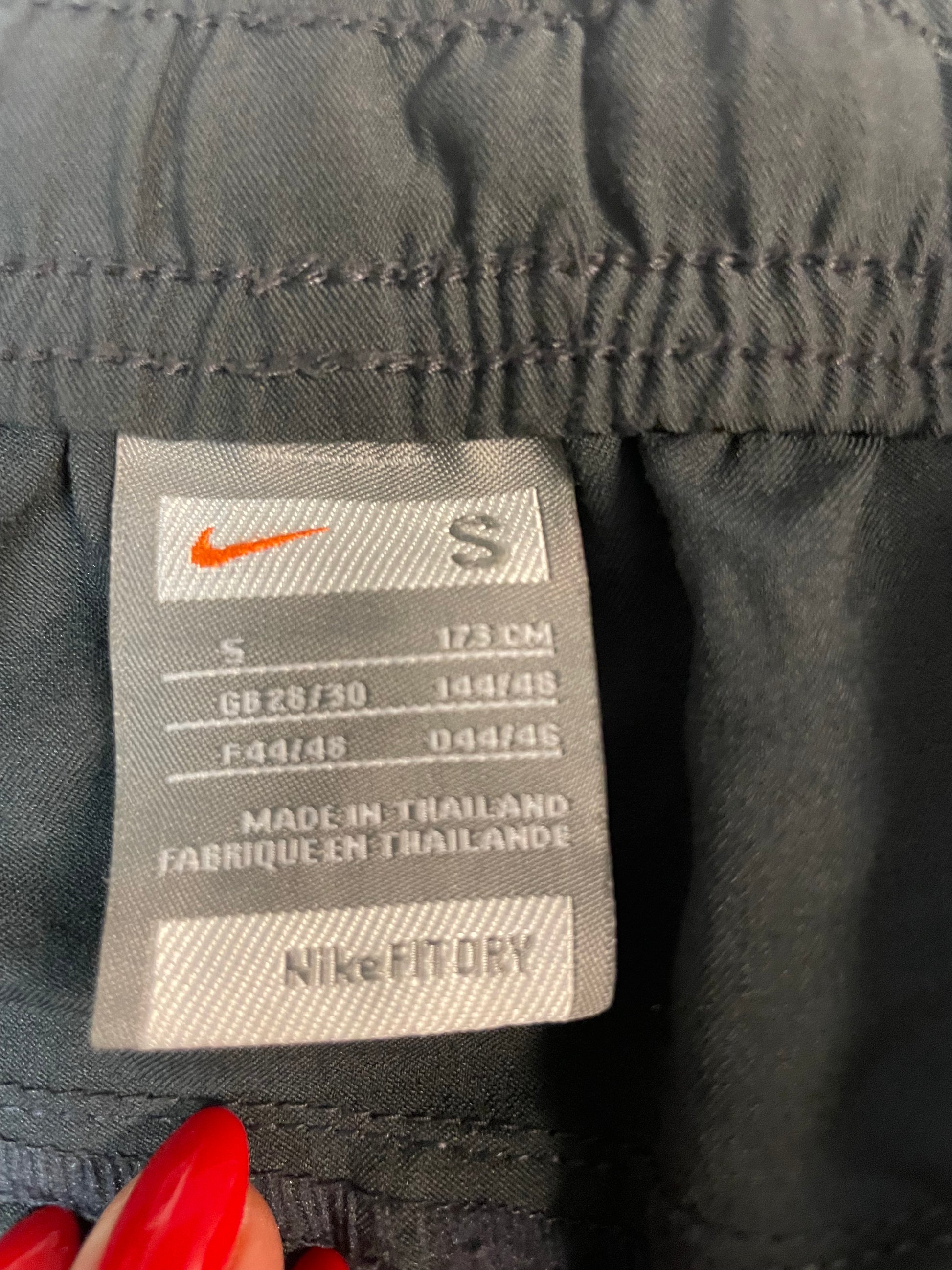 Entdecke unsere Vintage Track Pants von Nike und anderen Marken, erhältlich bei Valuxery.de - Dein Shop für trendige Vintage - Kleidung. Unsere Track Pants sind aus hochwertigen Materialien und