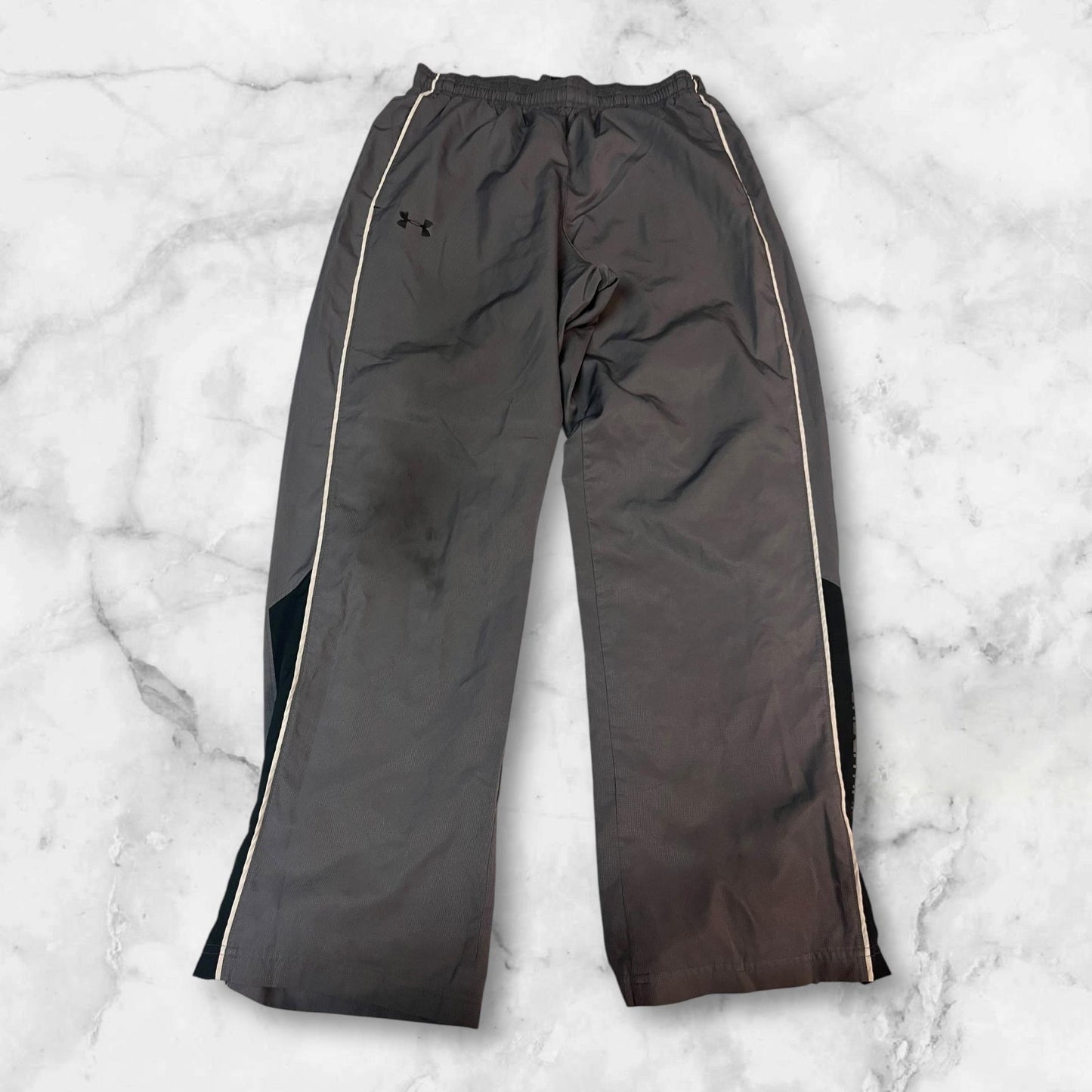 Entdecke unsere Vintage Track Pants von Nike und anderen Marken, erhältlich bei Valuxery.de - Dein Shop für trendige Vintage - Kleidung. Unsere Track Pants sind aus hochwertigen Materialien und
