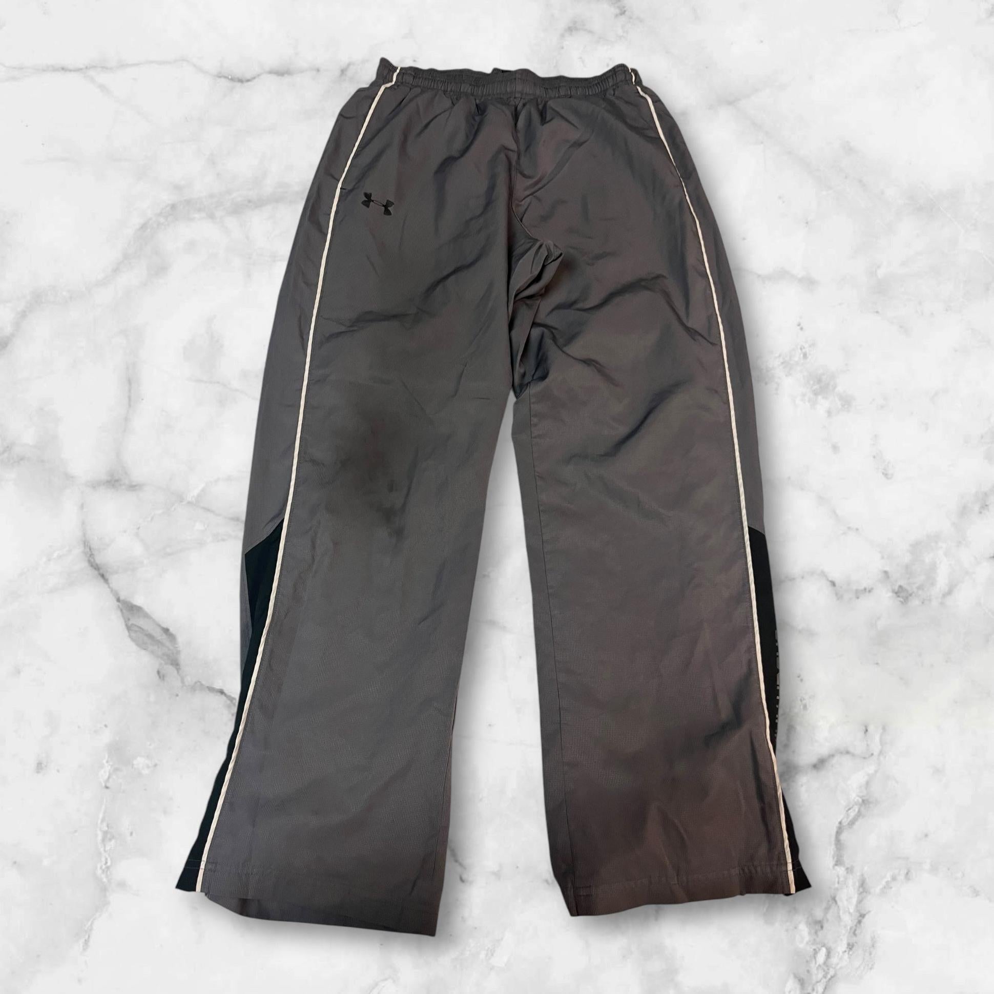 Entdecke unsere Vintage Track Pants von Nike und anderen Marken, erhältlich bei Valuxery.de - Dein Shop für trendige Vintage - Kleidung. Unsere Track Pants sind aus hochwertigen Materialien und