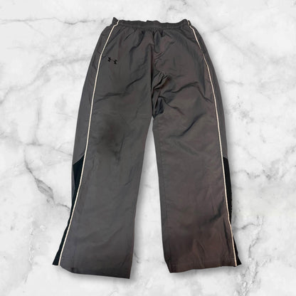 Entdecke unsere Vintage Track Pants von Nike und anderen Marken, erhältlich bei Valuxery.de - Dein Shop für trendige Vintage - Kleidung. Unsere Track Pants sind aus hochwertigen Materialien und