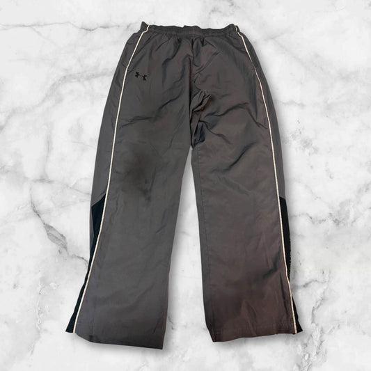 Entdecke unsere Vintage Track Pants von Nike und anderen Marken, erhältlich bei Valuxery.de - Dein Shop für trendige Vintage - Kleidung. Unsere Track Pants sind aus hochwertigen Materialien und
