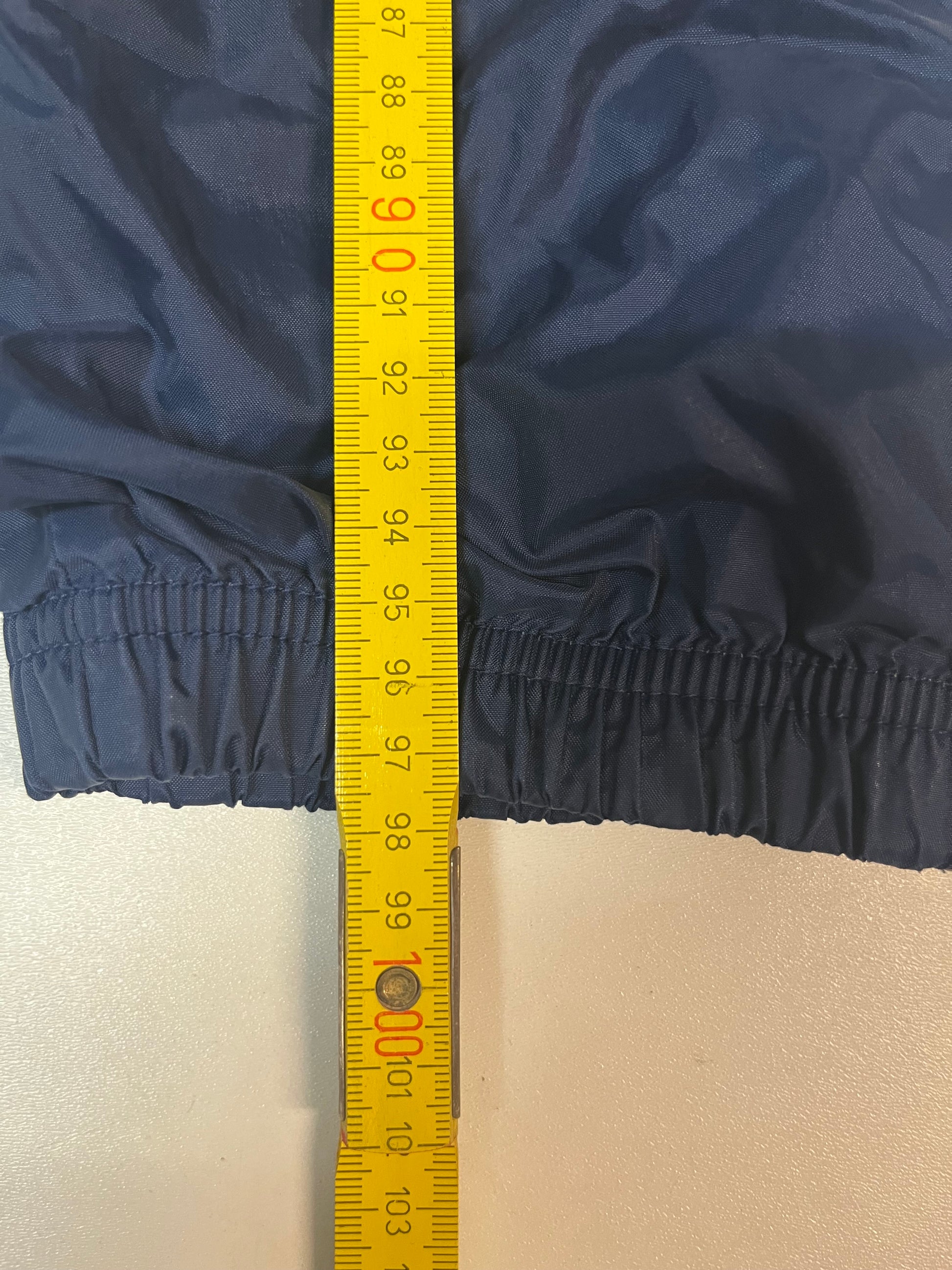 Entdecke unsere Vintage Track Pants von Nike und anderen Marken, erhältlich bei Valuxery.de - Dein Shop für trendige Vintage - Kleidung. Unsere Track Pants sind aus hochwertigen Materialien und