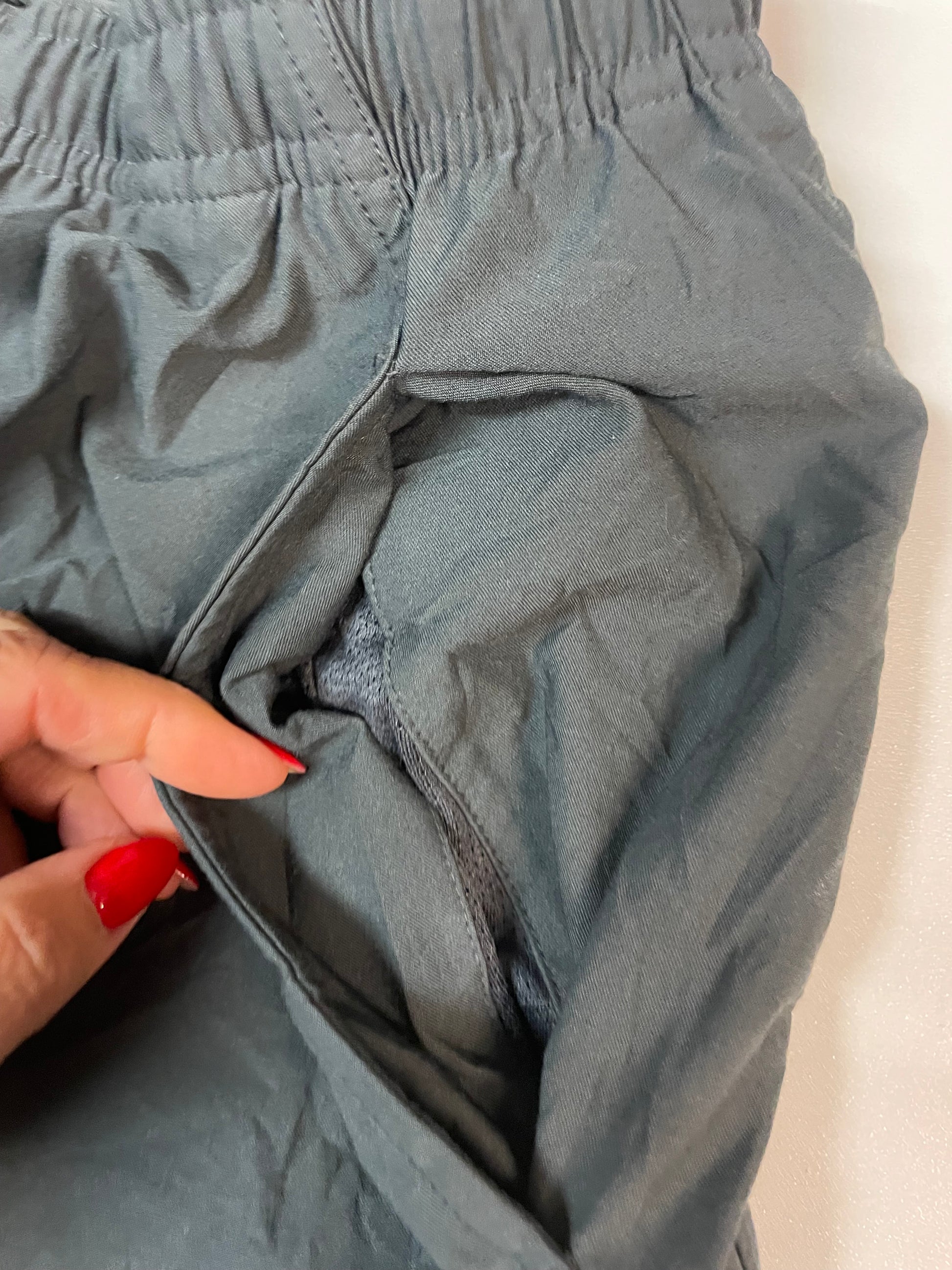 Entdecke unsere Vintage Track Pants von Nike und anderen Marken, erhältlich bei Valuxery.de - Dein Shop für trendige Vintage - Kleidung. Unsere Track Pants sind aus hochwertigen Materialien und