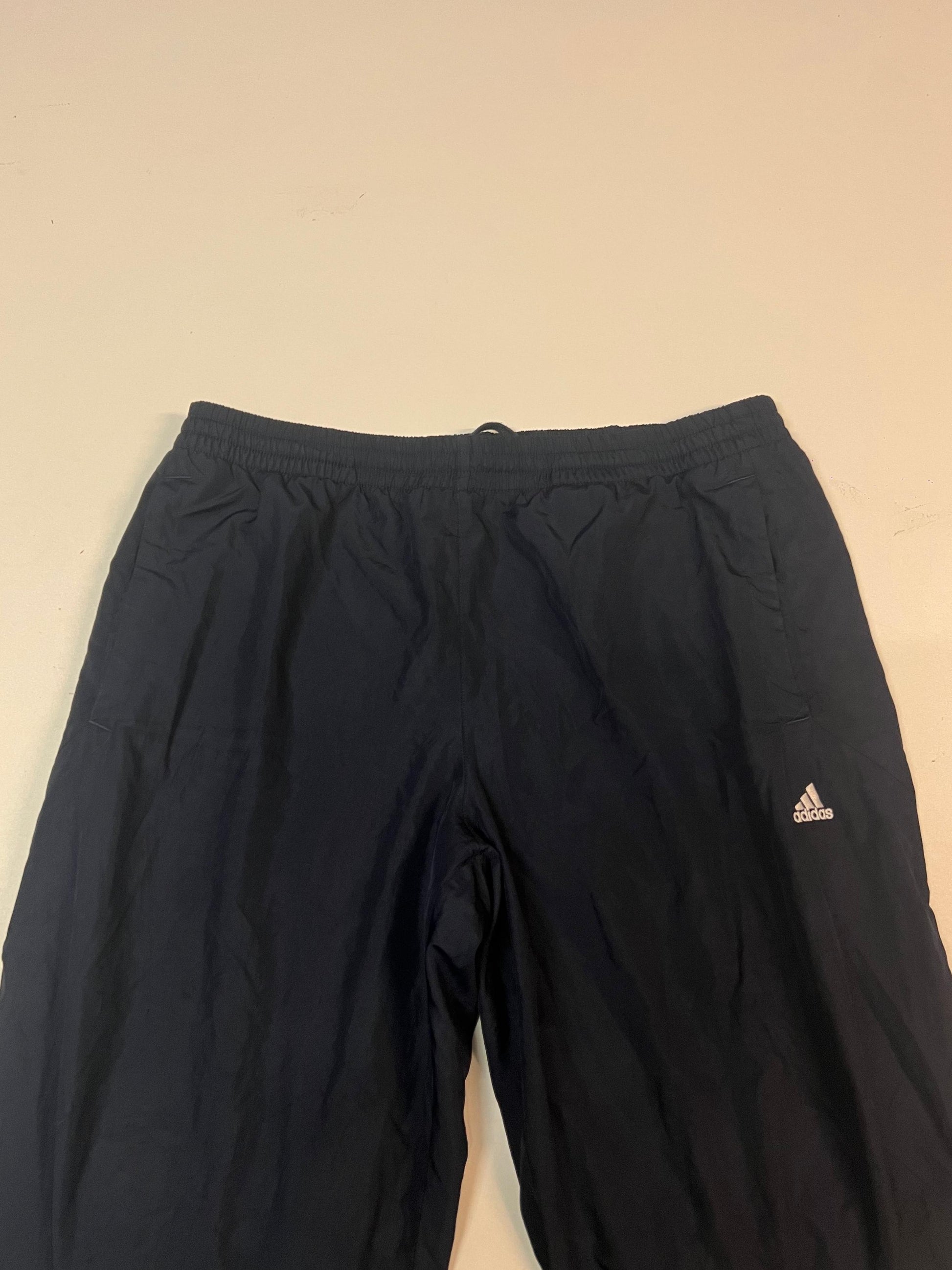 Entdecke unsere Vintage Track Pants von Nike und anderen Marken, erhältlich bei Valuxery.de - Dein Shop für trendige Vintage - Kleidung. Unsere Track Pants sind aus hochwertigen Materialien und