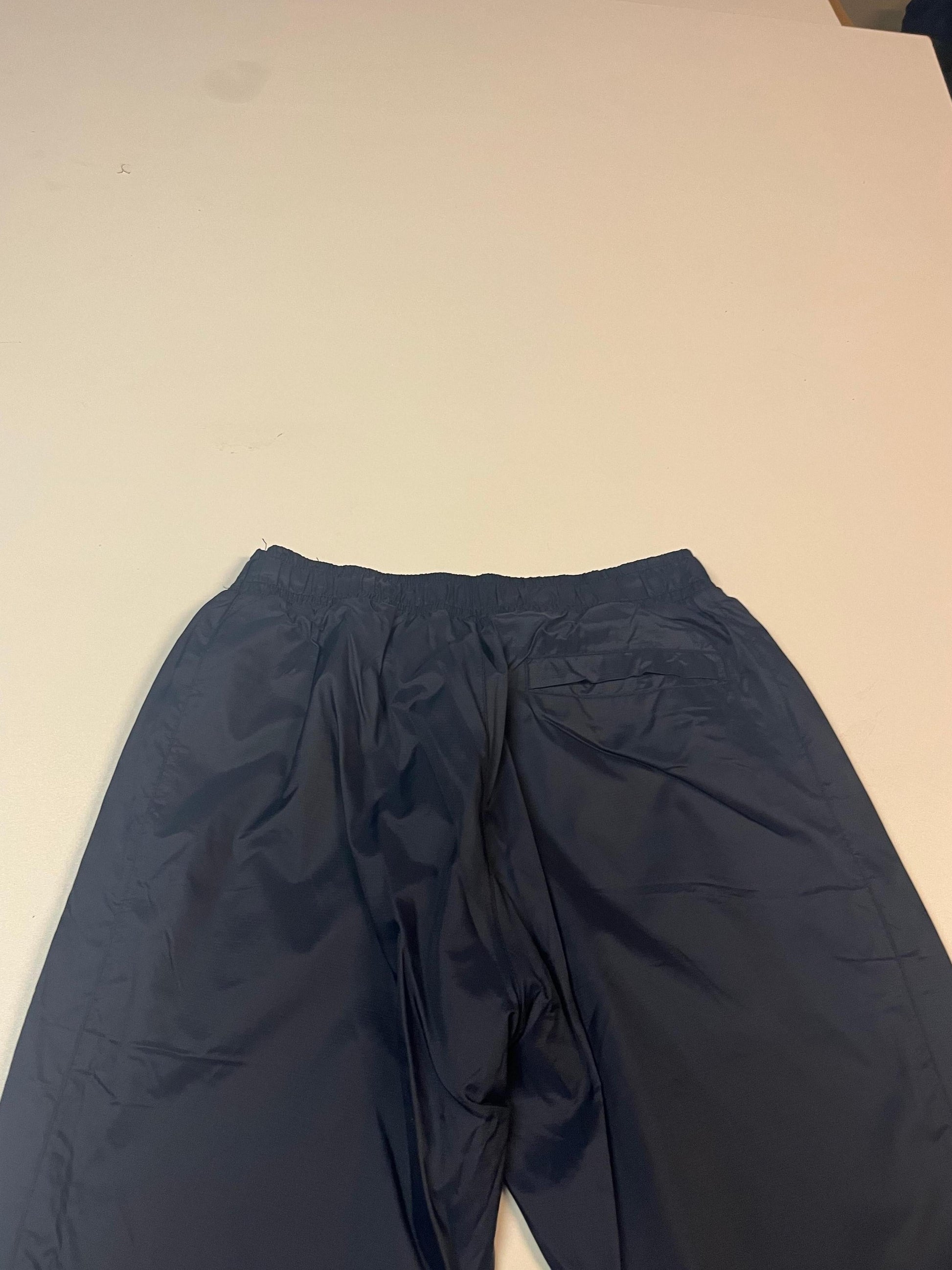 Entdecke unsere Vintage Track Pants von Nike und anderen Marken, erhältlich bei Valuxery.de - Dein Shop für trendige Vintage - Kleidung. Unsere Track Pants sind aus hochwertigen Materialien und