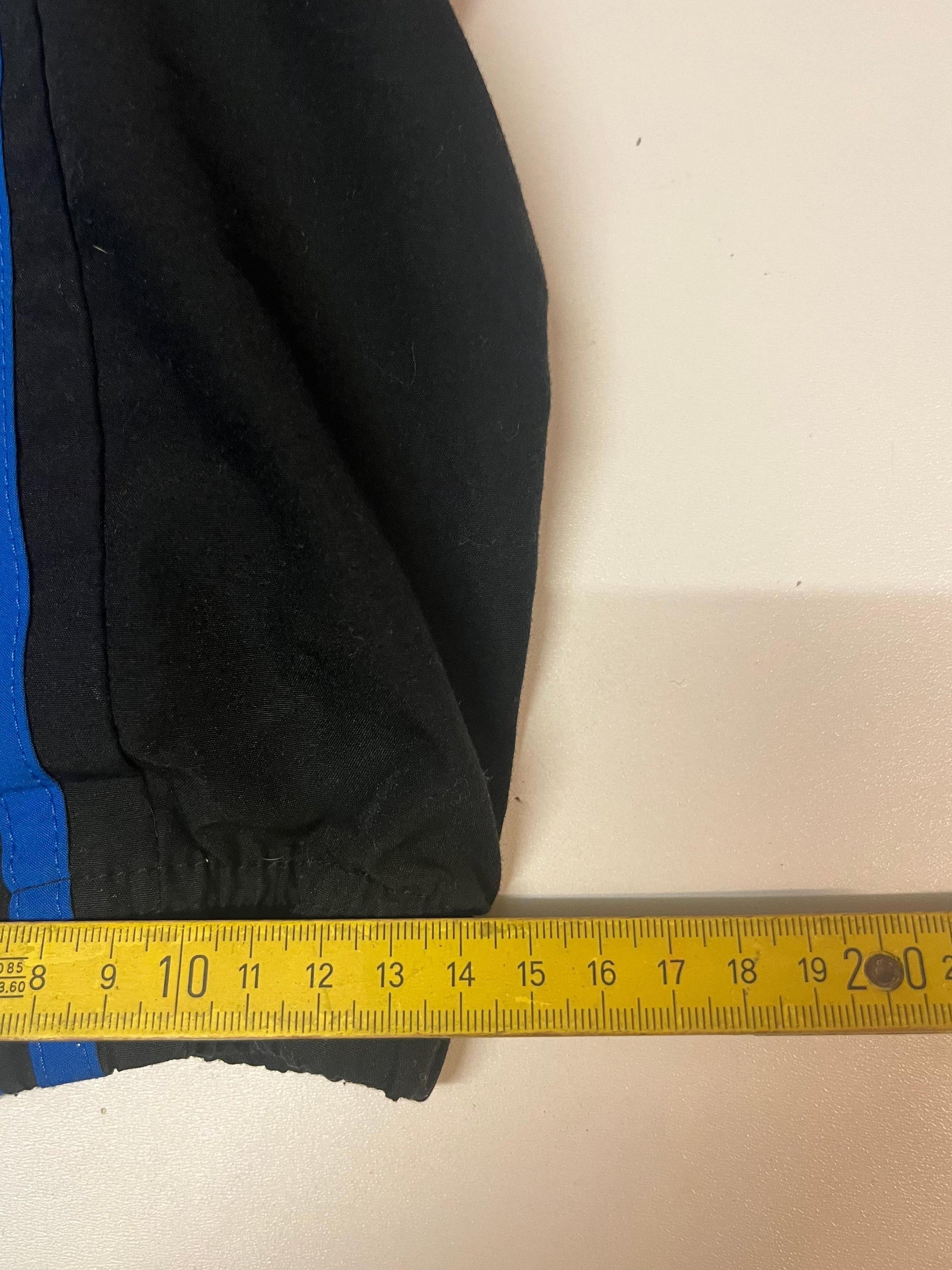 Entdecke unsere Vintage Track Pants von Nike und anderen Marken, erhältlich bei Valuxery.de - Dein Shop für trendige Vintage - Kleidung. Unsere Track Pants sind aus hochwertigen Materialien und