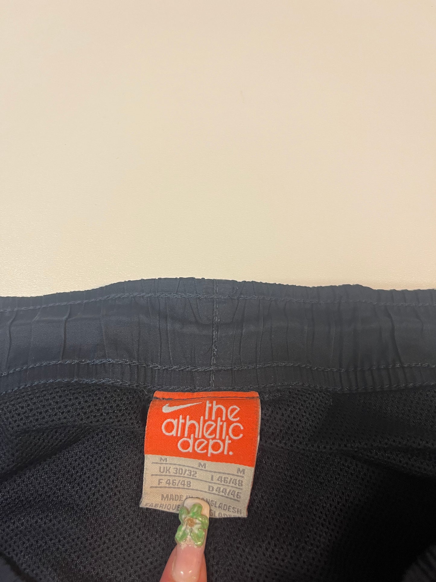 Entdecke unsere Vintage Track Pants von Nike und anderen Marken, erhältlich bei Valuxery.de - Dein Shop für trendige Vintage - Kleidung. Unsere Track Pants sind aus hochwertigen Materialien und