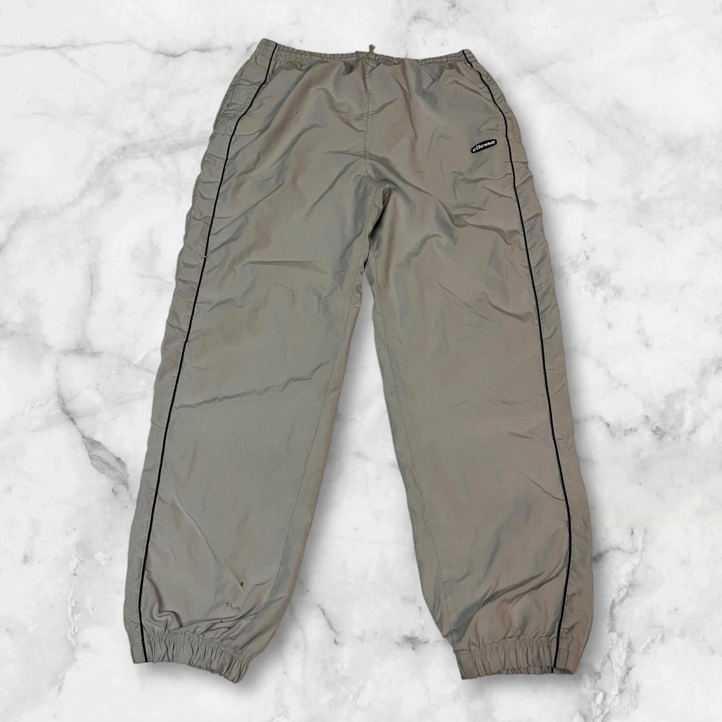 Entdecke unsere Vintage Track Pants von Nike und anderen Marken, erhältlich bei Valuxery.de - Dein Shop für trendige Vintage - Kleidung. Unsere Track Pants sind aus hochwertigen Materialien und