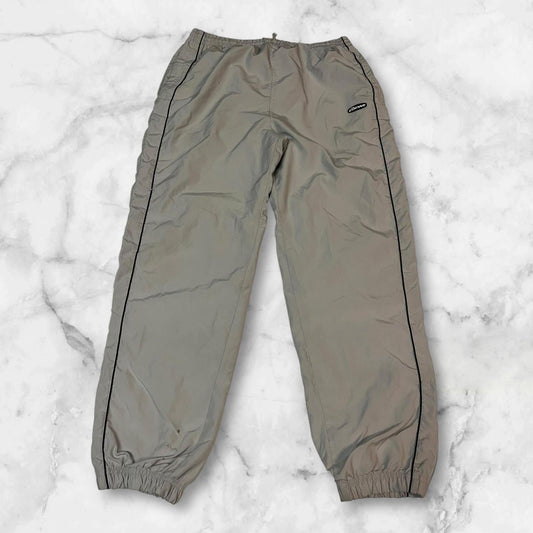 Entdecke unsere Vintage Track Pants von Nike und anderen Marken, erhältlich bei Valuxery.de - Dein Shop für trendige Vintage - Kleidung. Unsere Track Pants sind aus hochwertigen Materialien und