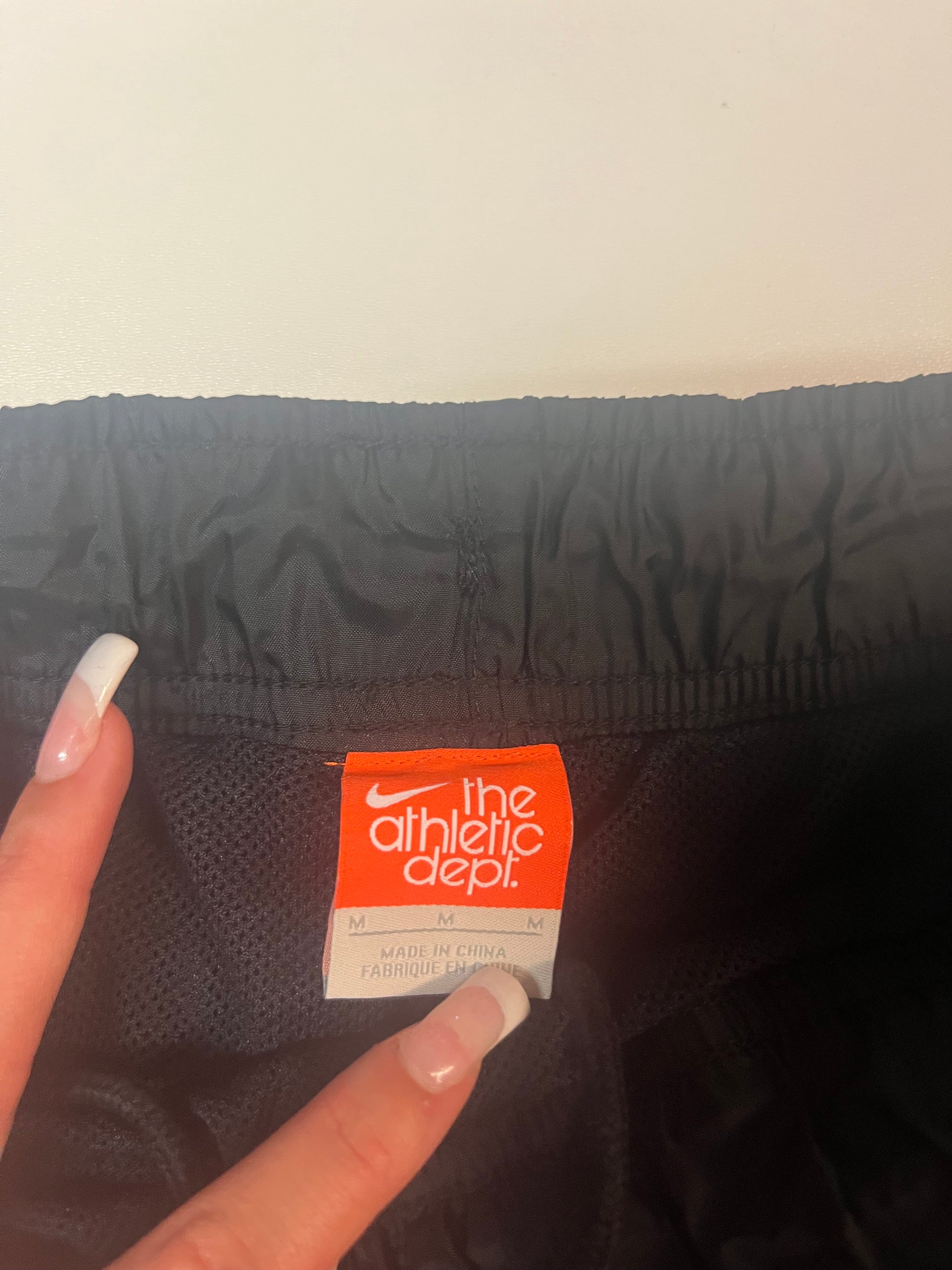 Entdecke unsere Vintage Track Pants von Nike und anderen Marken, erhältlich bei Valuxery.de - Dein Shop für trendige Vintage - Kleidung. Unsere Track Pants sind aus hochwertigen Materialien und