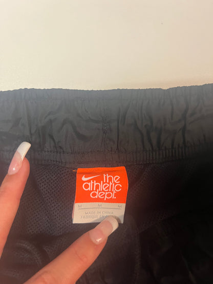 Entdecke unsere Vintage Track Pants von Nike und anderen Marken, erhältlich bei Valuxery.de - Dein Shop für trendige Vintage - Kleidung. Unsere Track Pants sind aus hochwertigen Materialien und