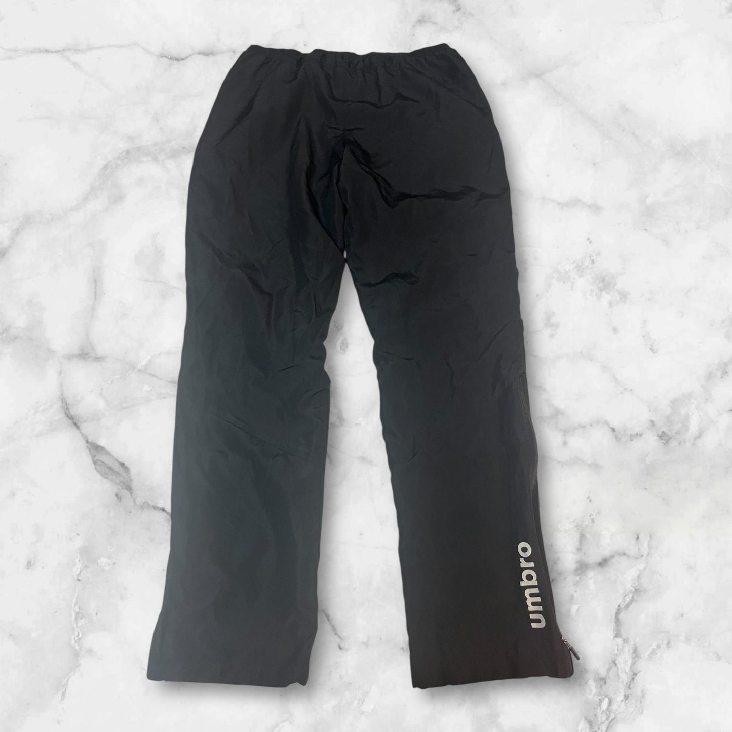 Entdecke unsere Vintage Track Pants von Nike und anderen Marken, erhältlich bei Valuxery.de - Dein Shop für trendige Vintage - Kleidung. Unsere Track Pants sind aus hochwertigen Materialien und