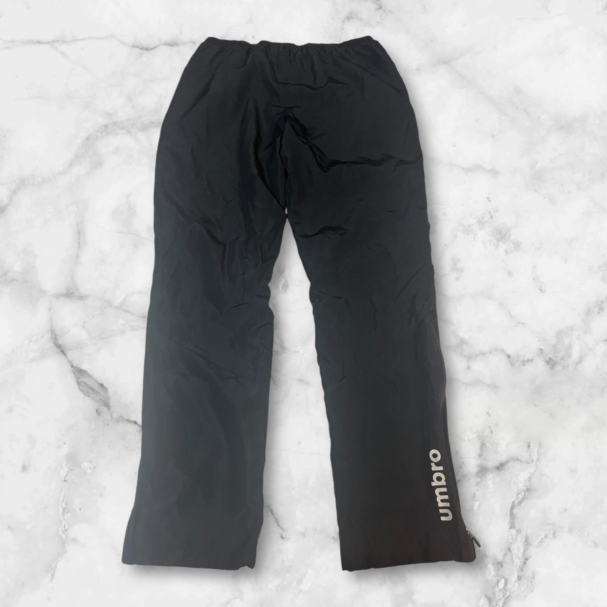 Entdecke unsere Vintage Track Pants von Nike und anderen Marken, erhältlich bei Valuxery.de - Dein Shop für trendige Vintage - Kleidung. Unsere Track Pants sind aus hochwertigen Materialien und