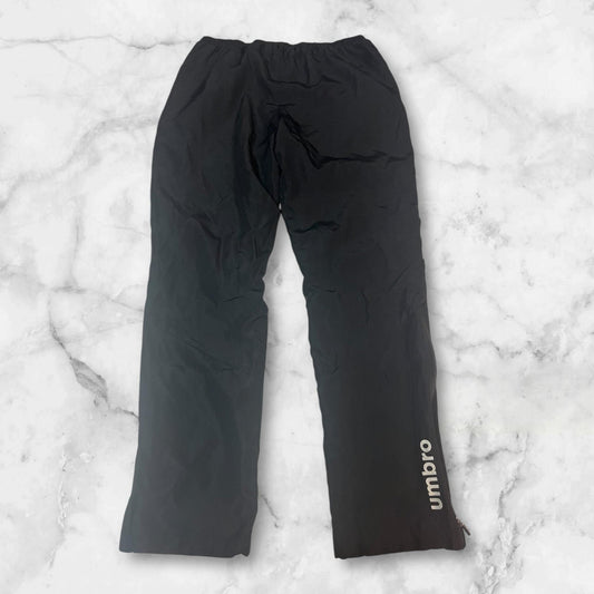 Entdecke unsere Vintage Track Pants von Nike und anderen Marken, erhältlich bei Valuxery.de - Dein Shop für trendige Vintage - Kleidung. Unsere Track Pants sind aus hochwertigen Materialien und