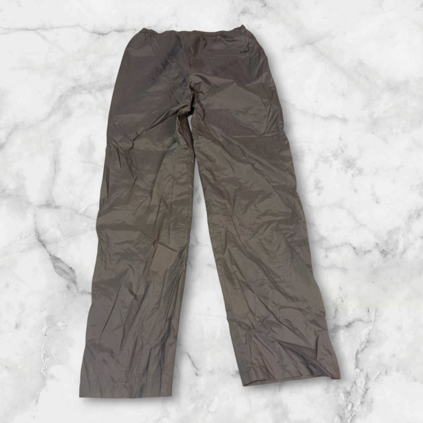 Entdecke unsere Vintage Track Pants von Nike und anderen Marken, erhältlich bei Valuxery.de - Dein Shop für trendige Vintage - Kleidung. Unsere Track Pants sind aus hochwertigen Materialien und