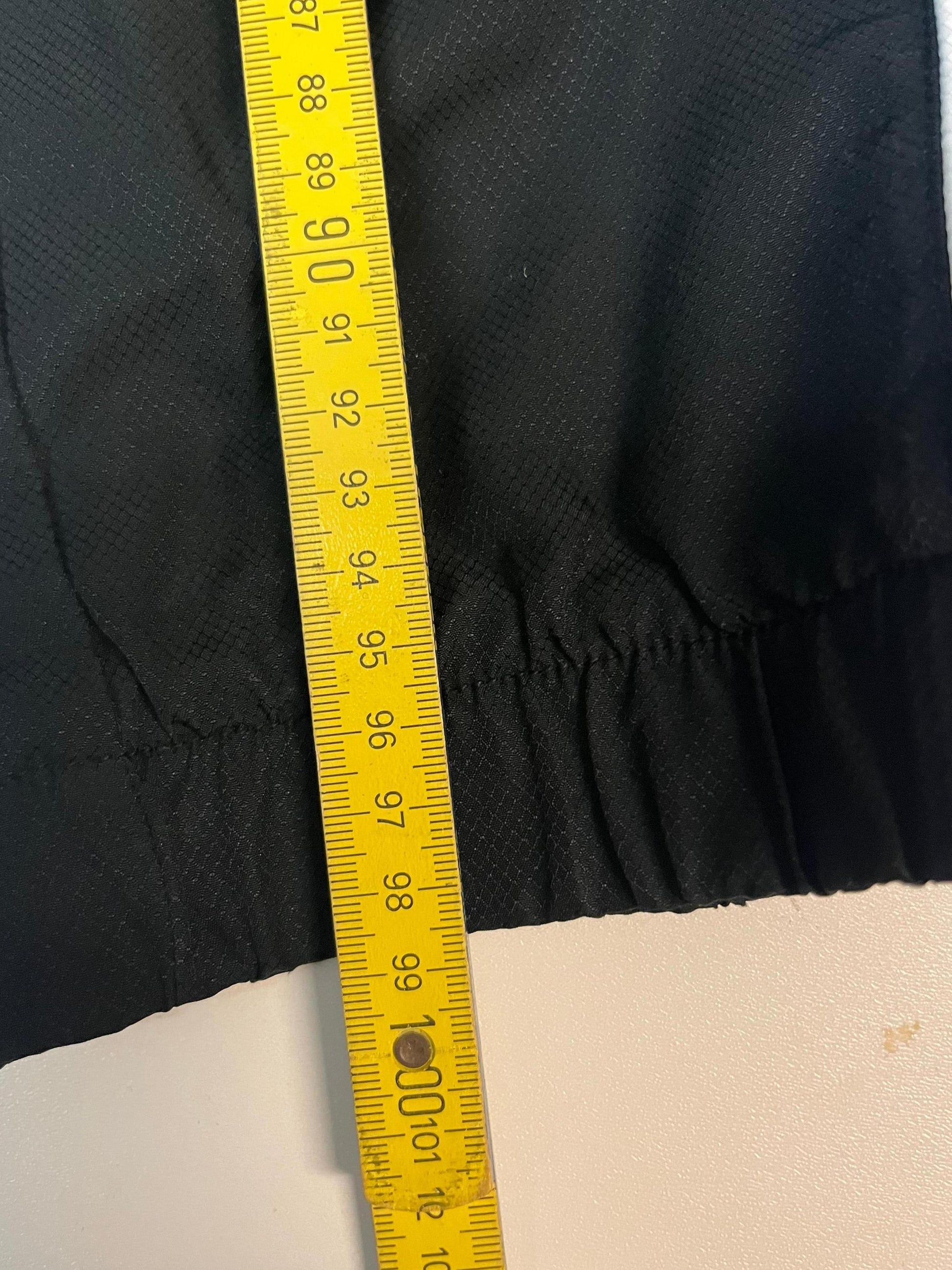 Entdecke unsere Vintage Track Pants von Nike und anderen Marken, erhältlich bei Valuxery.de - Dein Shop für trendige Vintage - Kleidung. Unsere Track Pants sind aus hochwertigen Materialien und