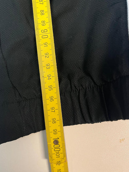 Entdecke unsere Vintage Track Pants von Nike und anderen Marken, erhältlich bei Valuxery.de - Dein Shop für trendige Vintage - Kleidung. Unsere Track Pants sind aus hochwertigen Materialien und