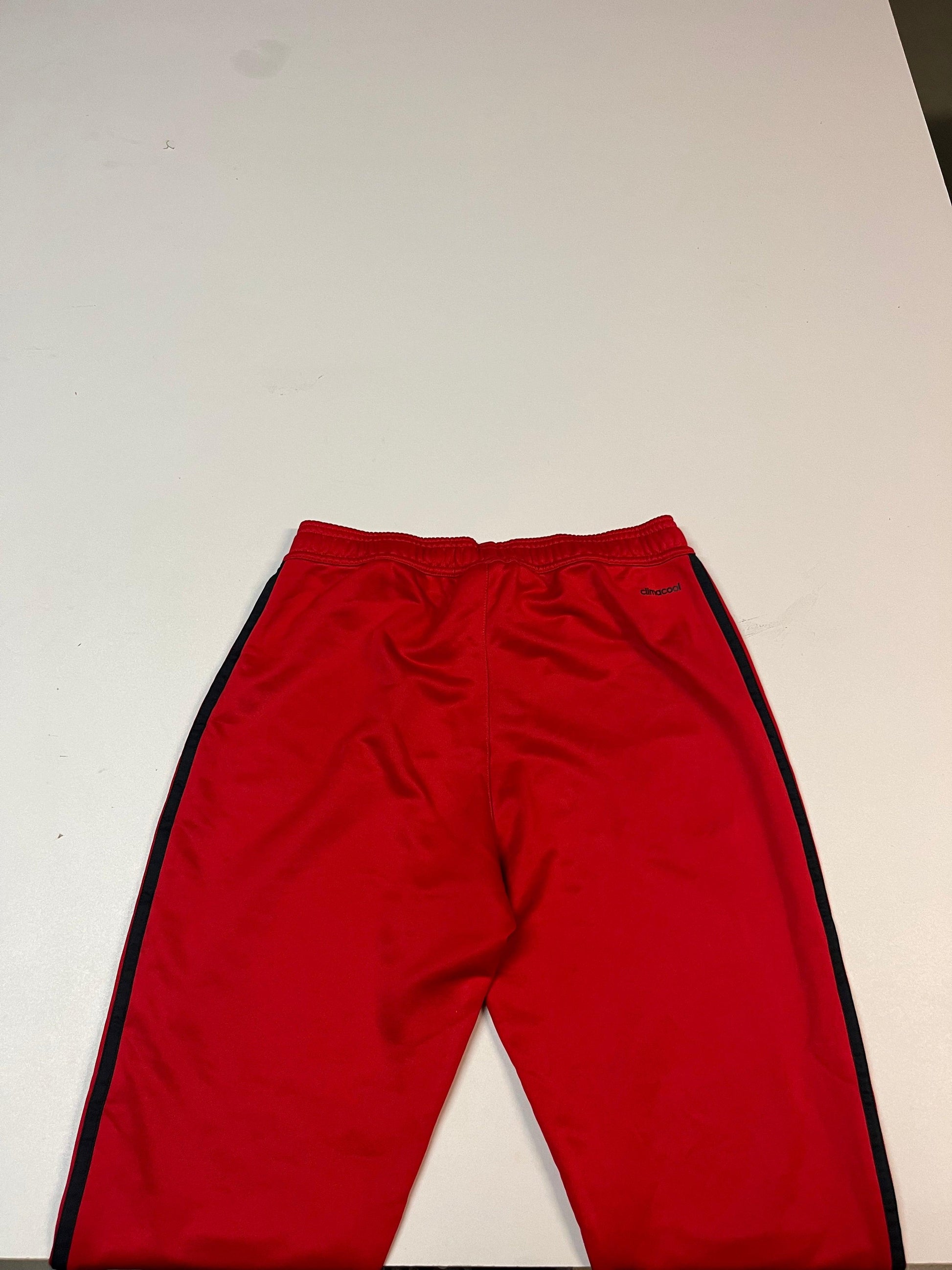 Entdecke unsere Vintage Track Pants von Nike und anderen Marken, erhältlich bei Valuxery.de - Dein Shop für trendige Vintage - Kleidung. Unsere Track Pants sind aus hochwertigen Materialien und